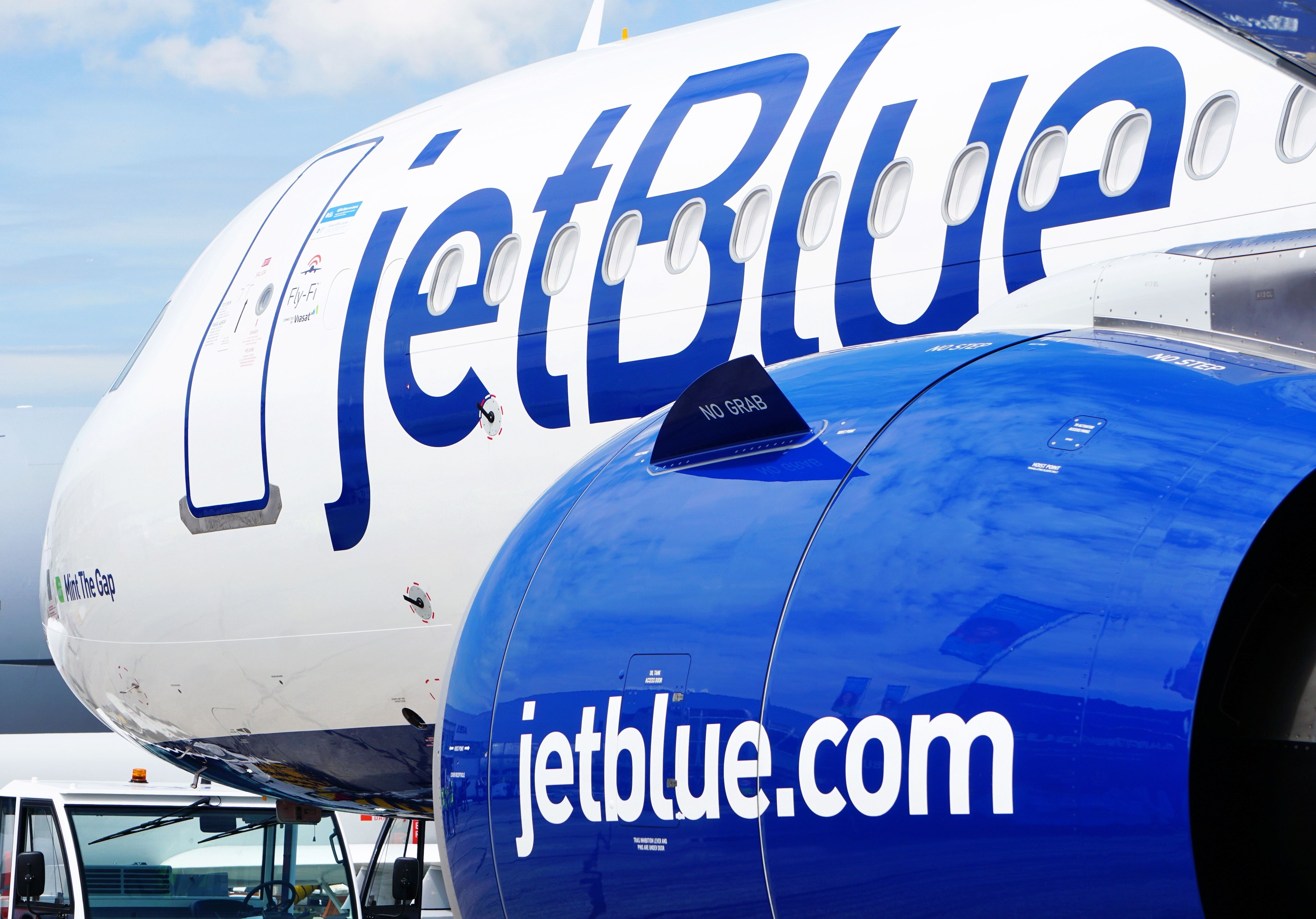 JetBlue Airbus A321LR at Paris Air Show 2023 shutterstock_2407685917