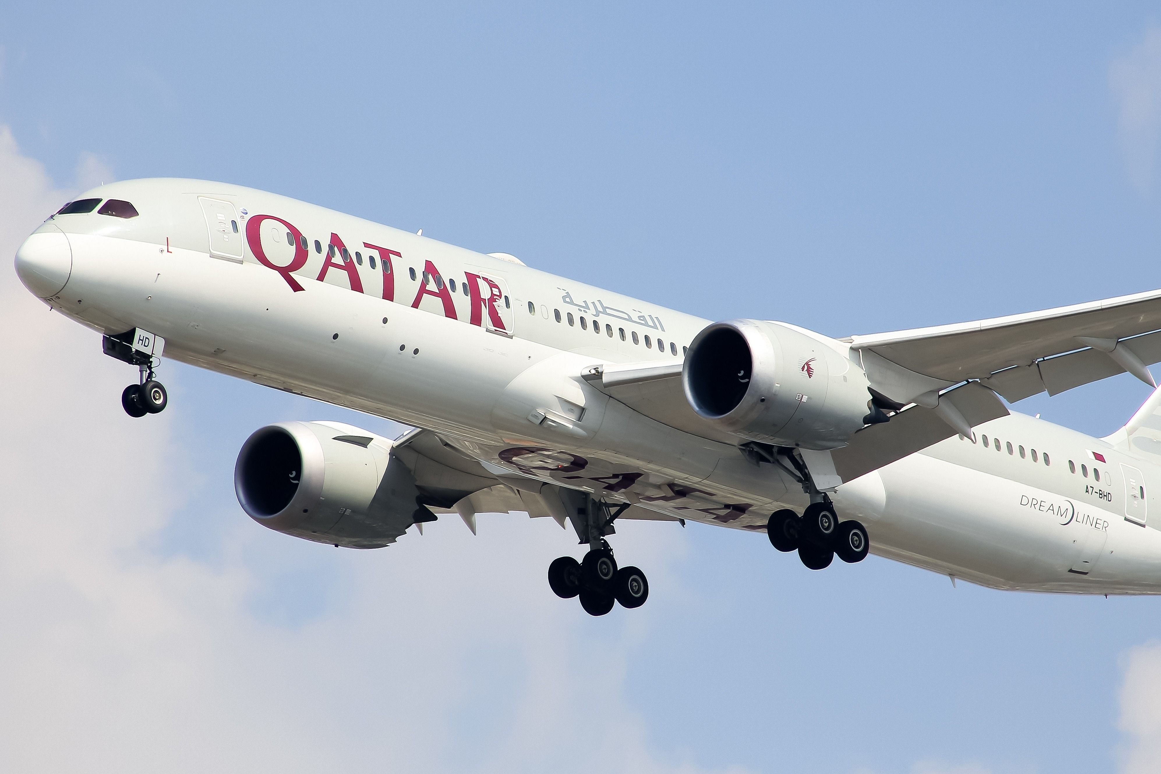 Qatar Airways Boeing 787-9 landing 