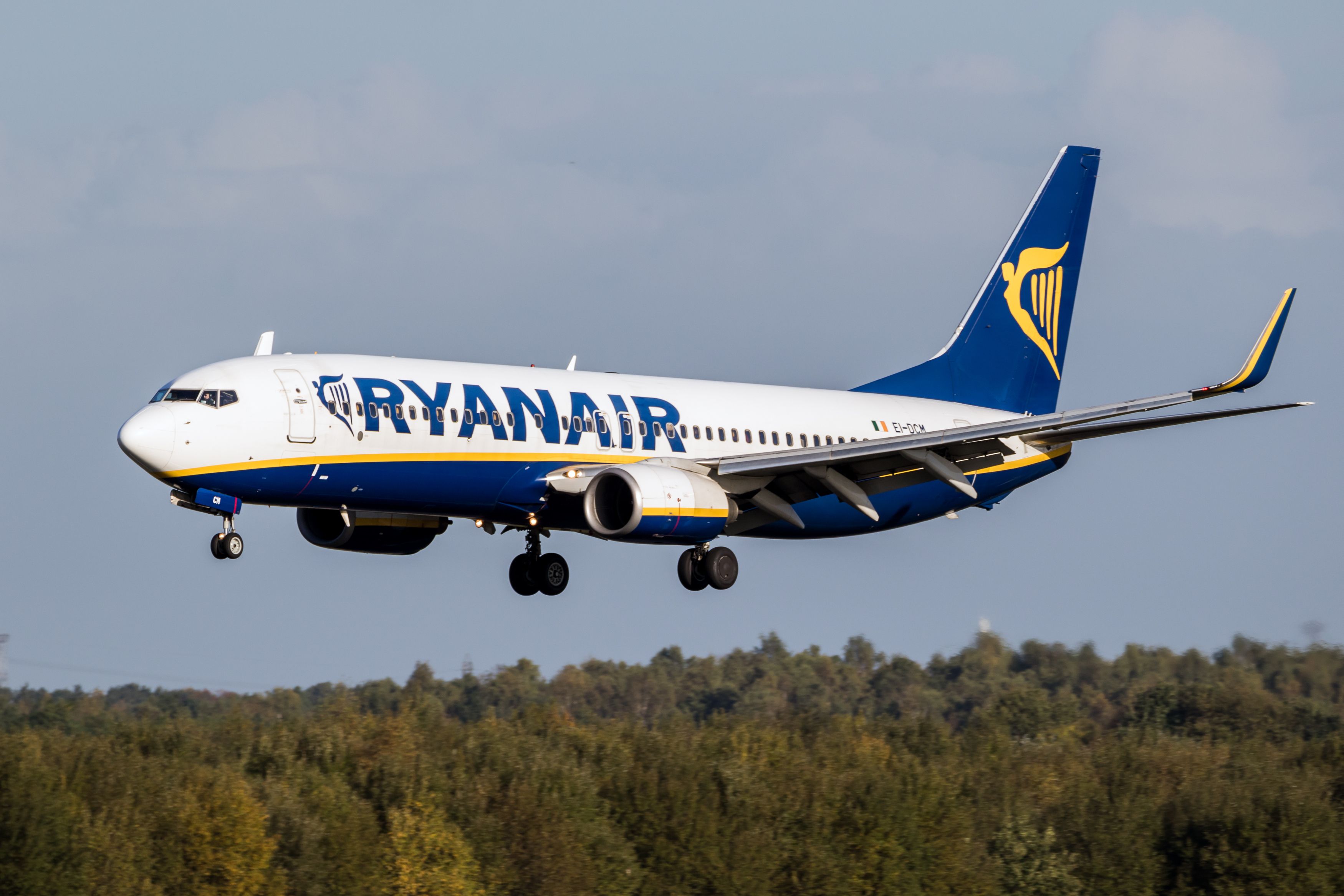 Ryanair Boeing 737-800 landing at EIN shutterstock_1015090345