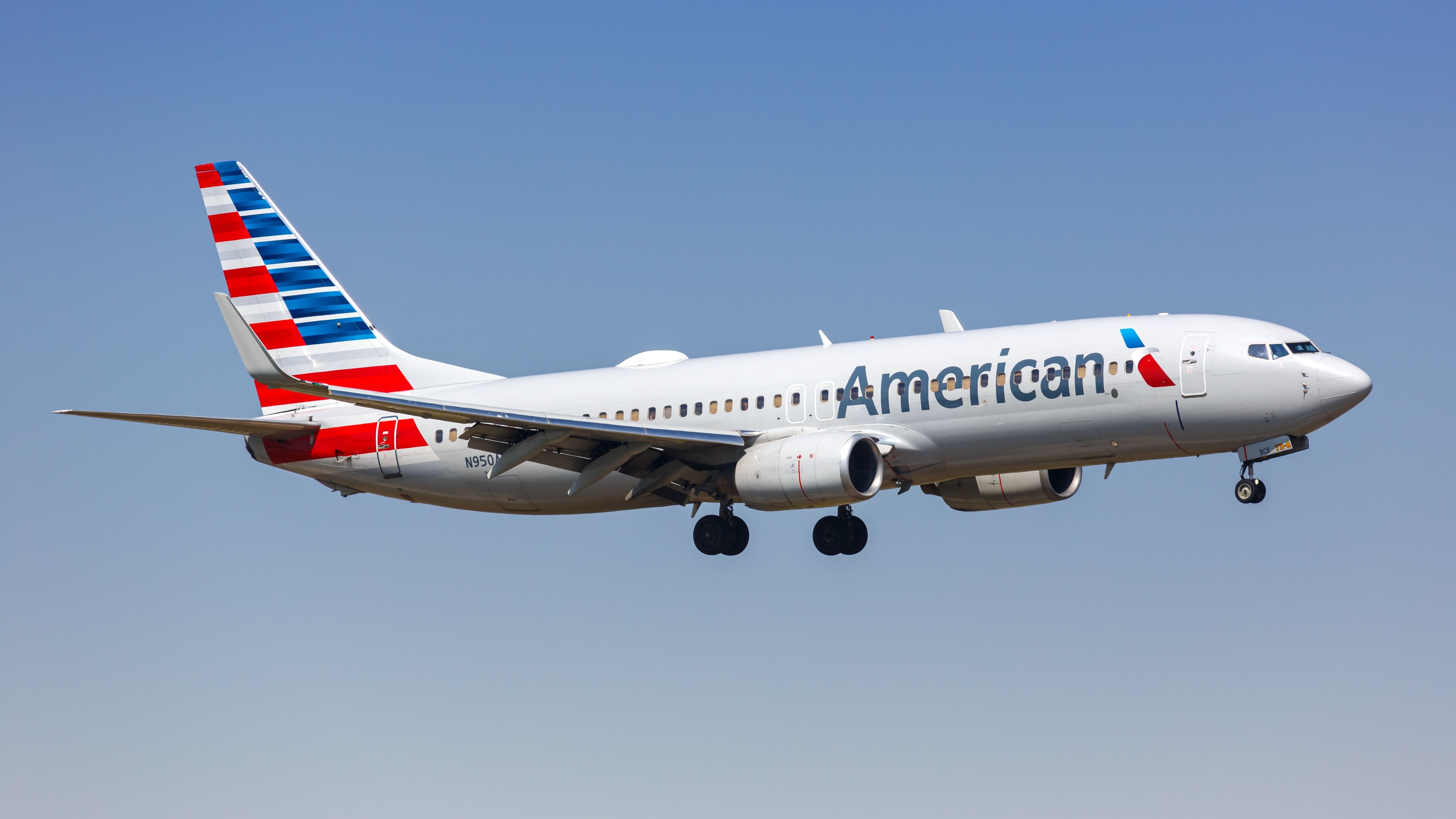 航空機・ヘリコプター AmericanAirlines BOEING737-800 American Airlines Boeing 737-800 forced return to Chicago O