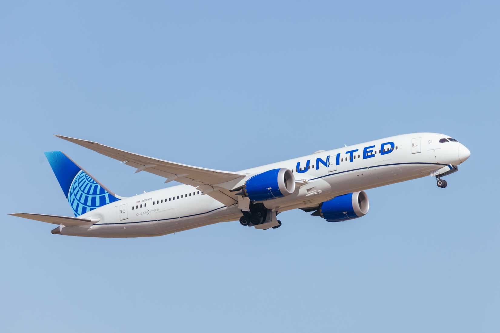 United Airlines Boeeing 787-9 departing Melbourne Airport MEL 