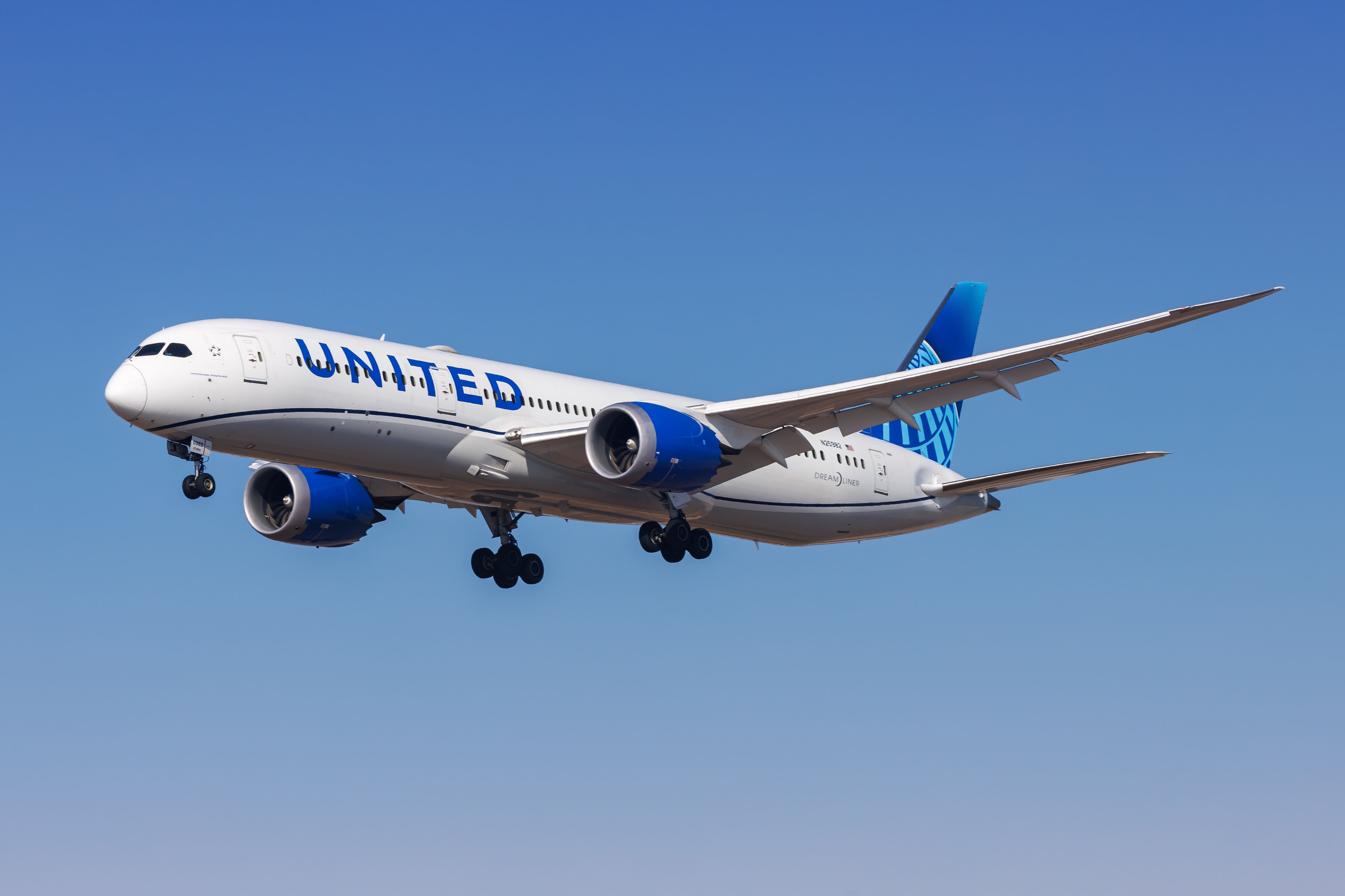 United Airlines Boeing 787-9 landing at LAX shutterstock_2559093525