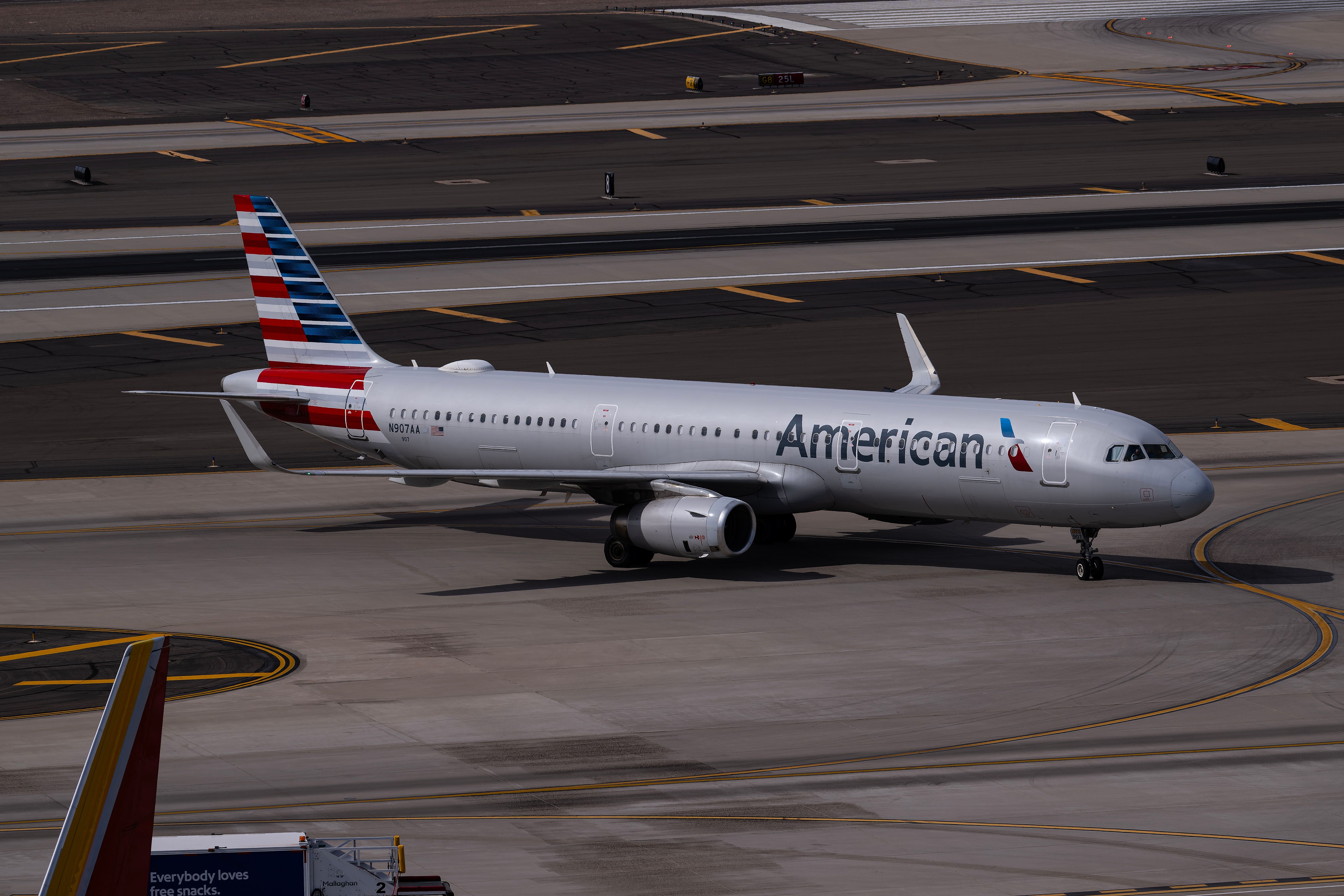 American Airlines Airbus A321 N907AA exiting from runway