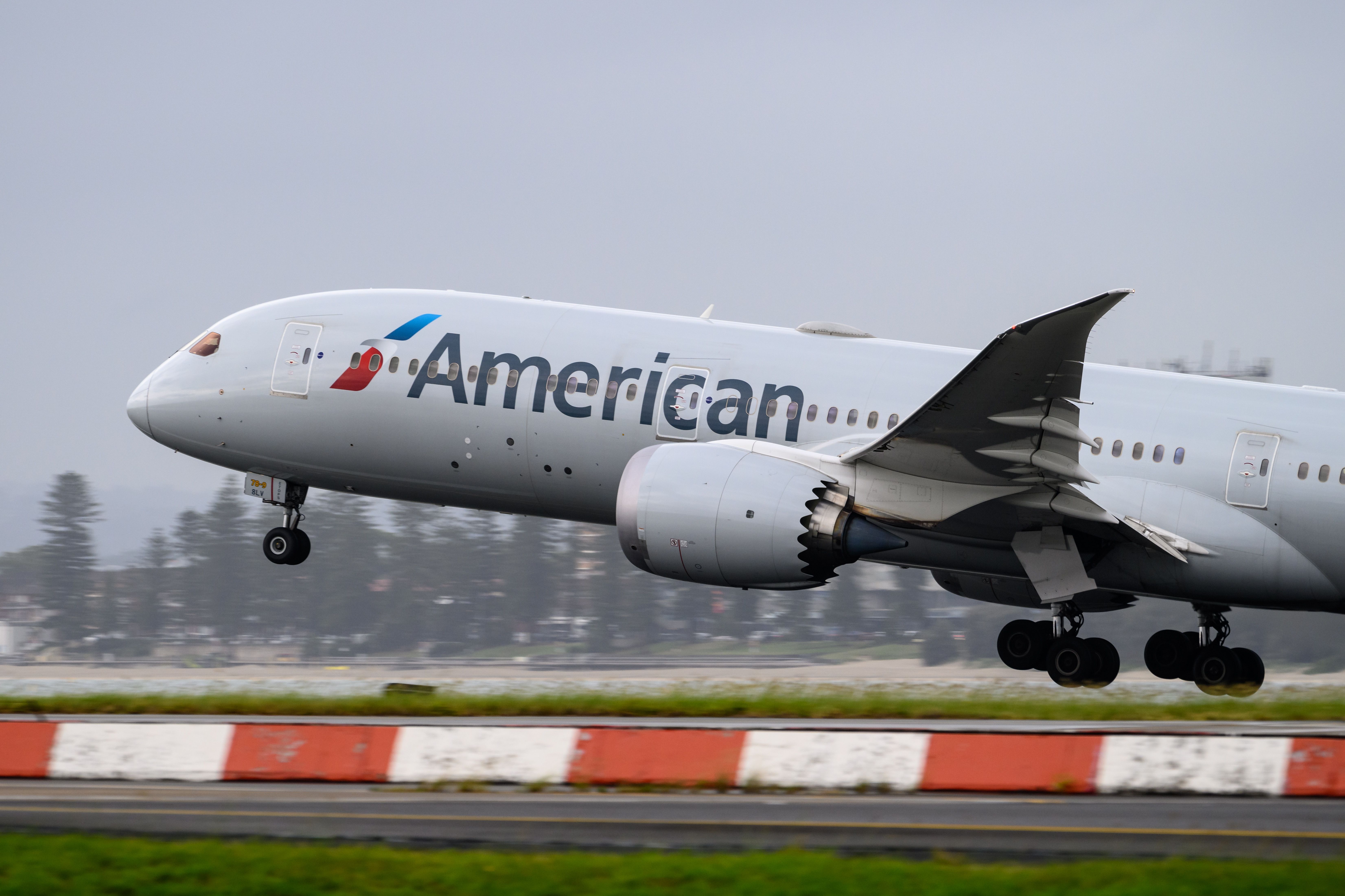 شرکت هواپیمایی آمریکایی Boeing 787-9 در حال عزیمت Syd Shutterstock_2131273421