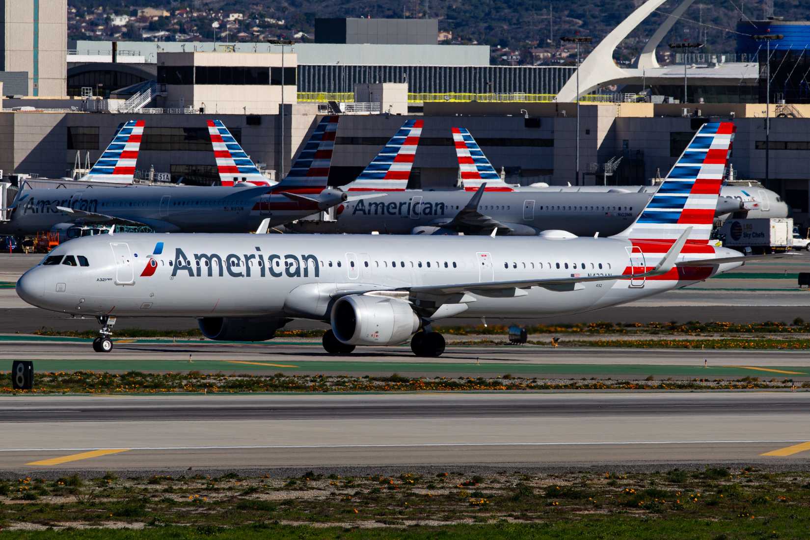 American Airlines passenger plane (Airbus A321-253NX N432AN) departing