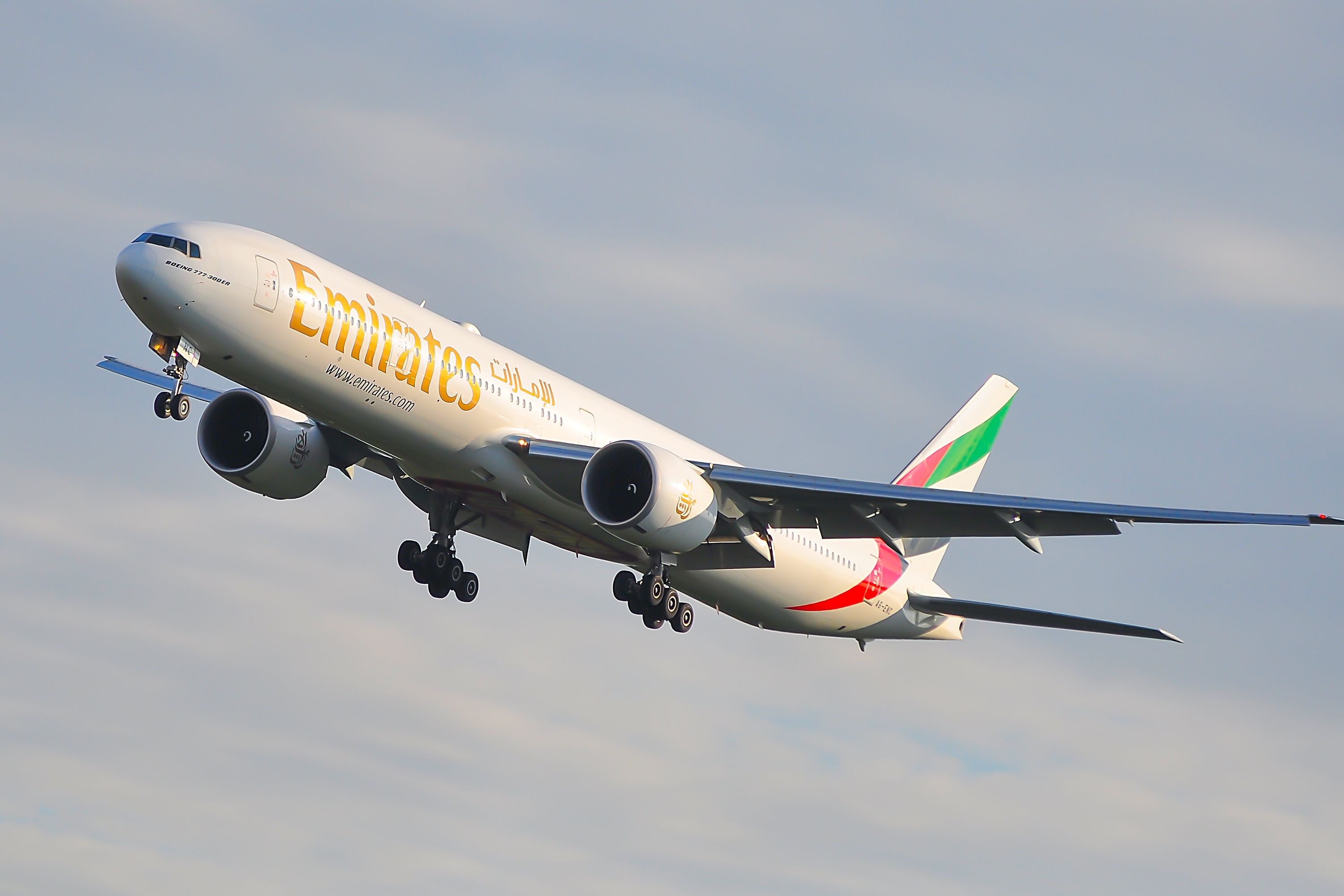【2025最新】SNSで話題・人気の商品のおすすめアイテム In Stuck 777 Boeing Emirates Tehran Between Strikes Amid 航空機・ヘリコプター