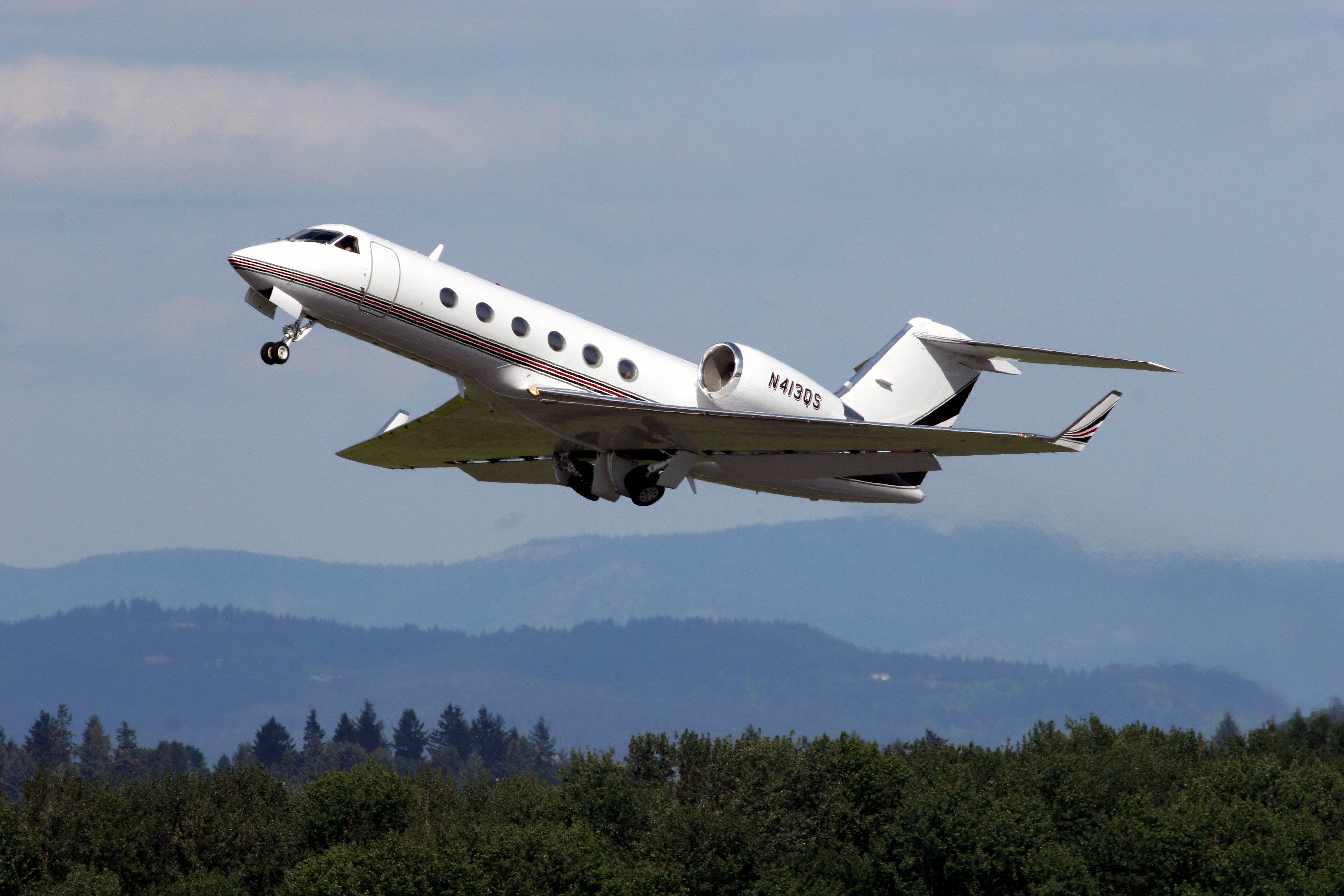 Gulfstream G-400 taking off