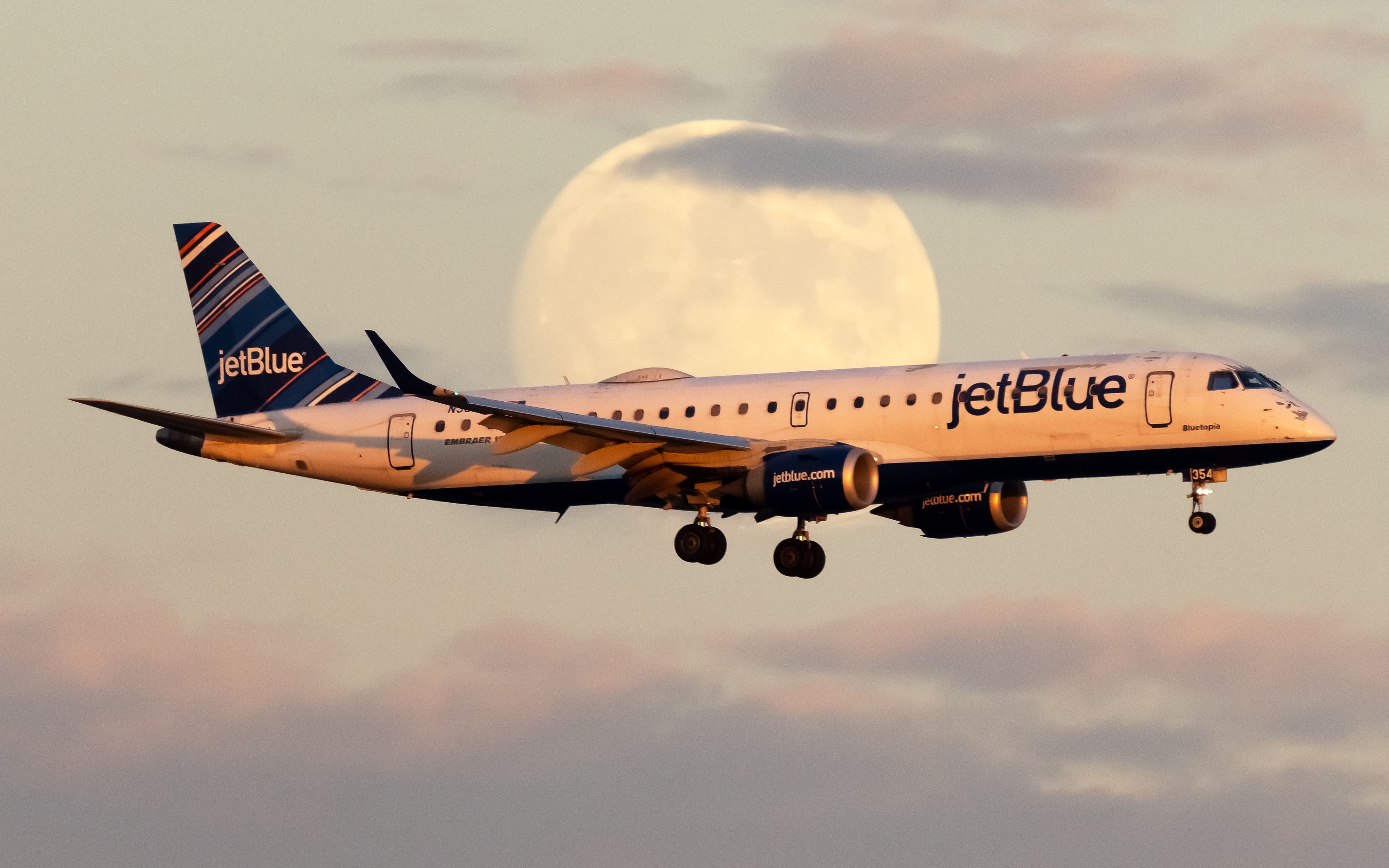 N354JB JetBlue Airways Embraer E190AR