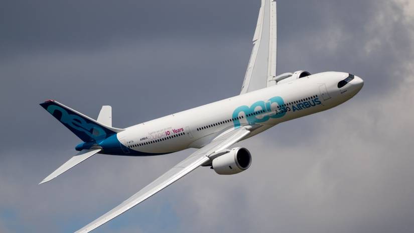 在巴黎空中表演的空中客车A330Neo客机飞机