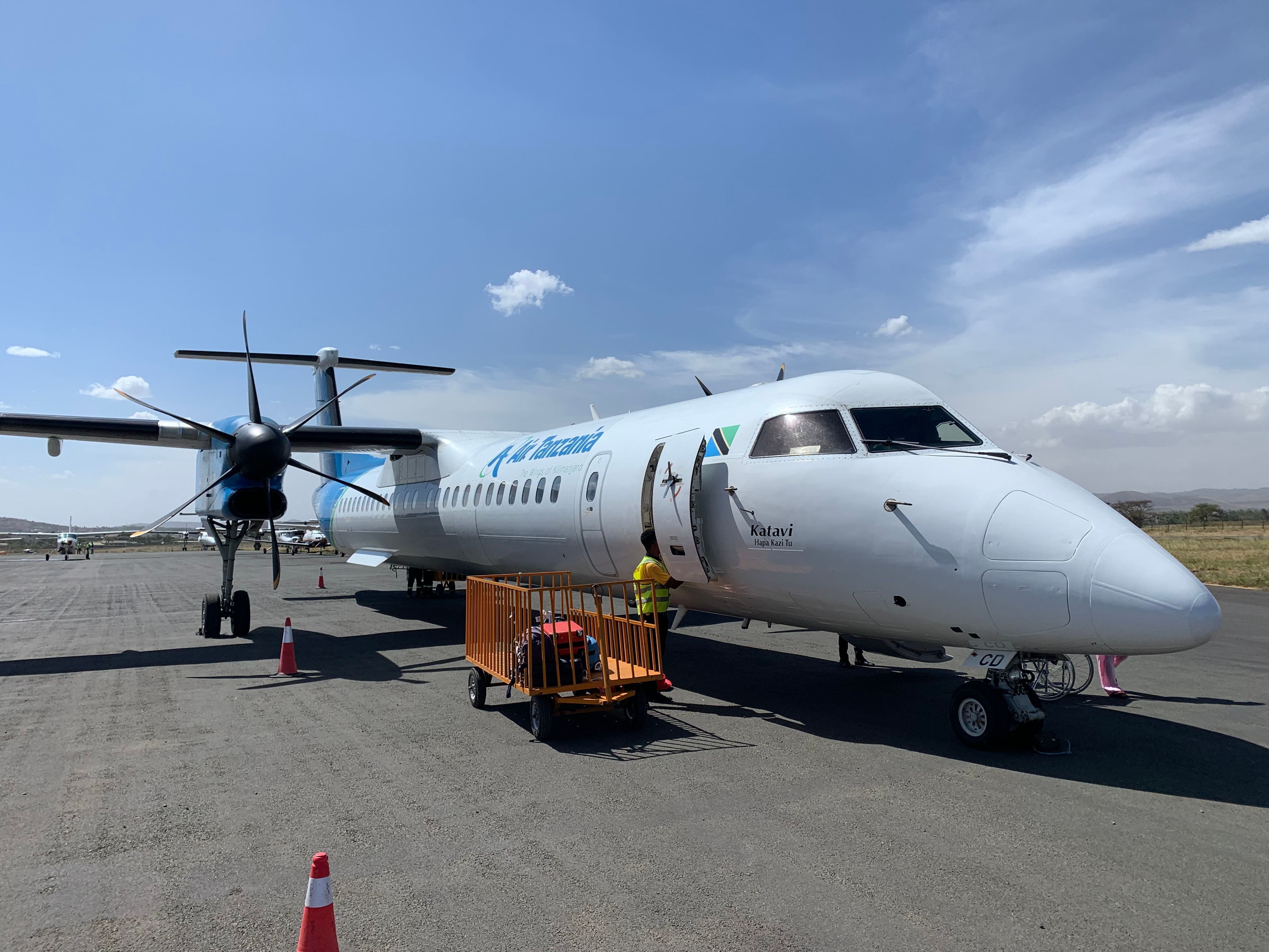 Bombardier dash8 Q400 در فرودگاه منطقه ای آروشا. آروشا ، تانزانیا