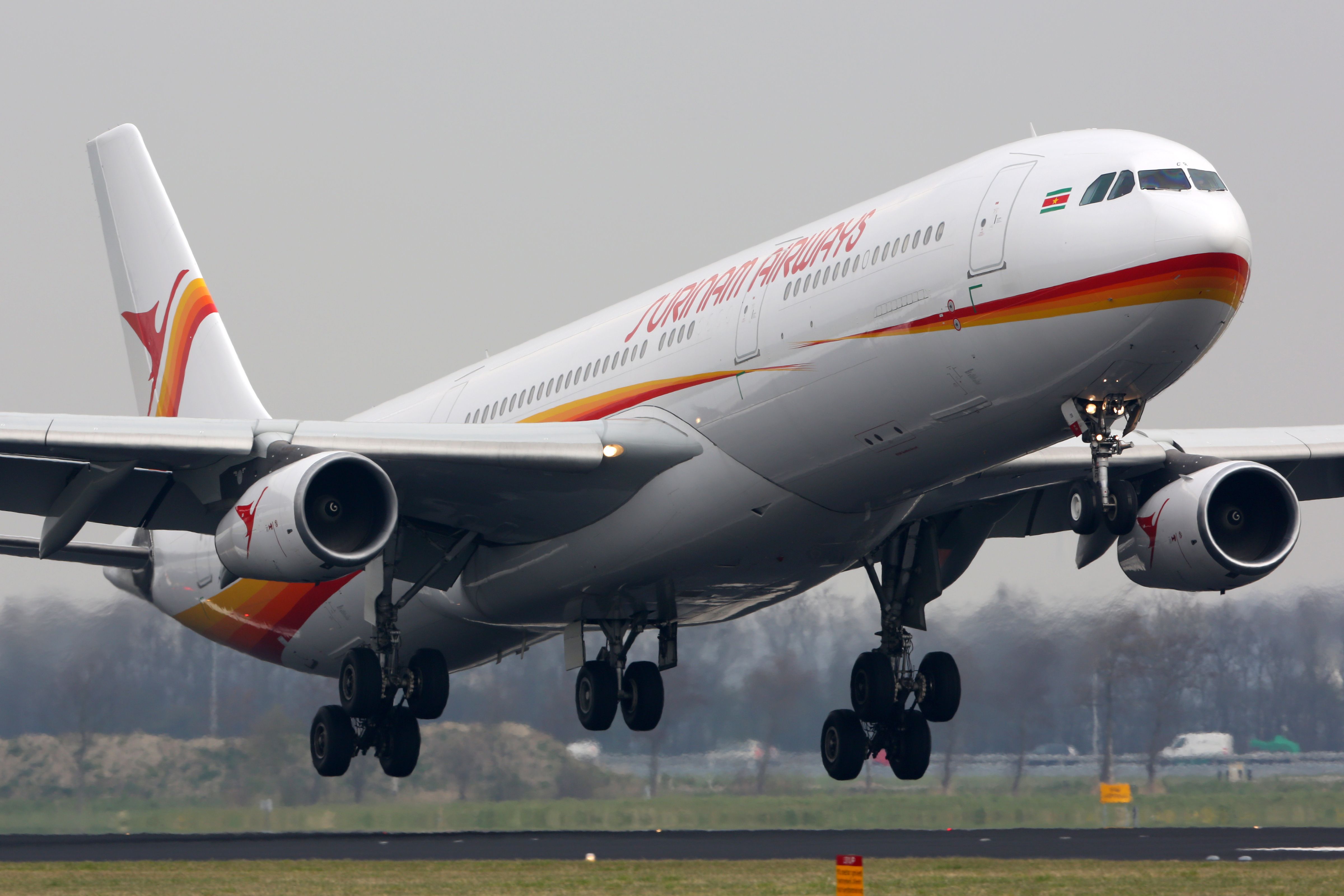 فرود Airbus A340-313 در فرودگاه بین المللی شیپول