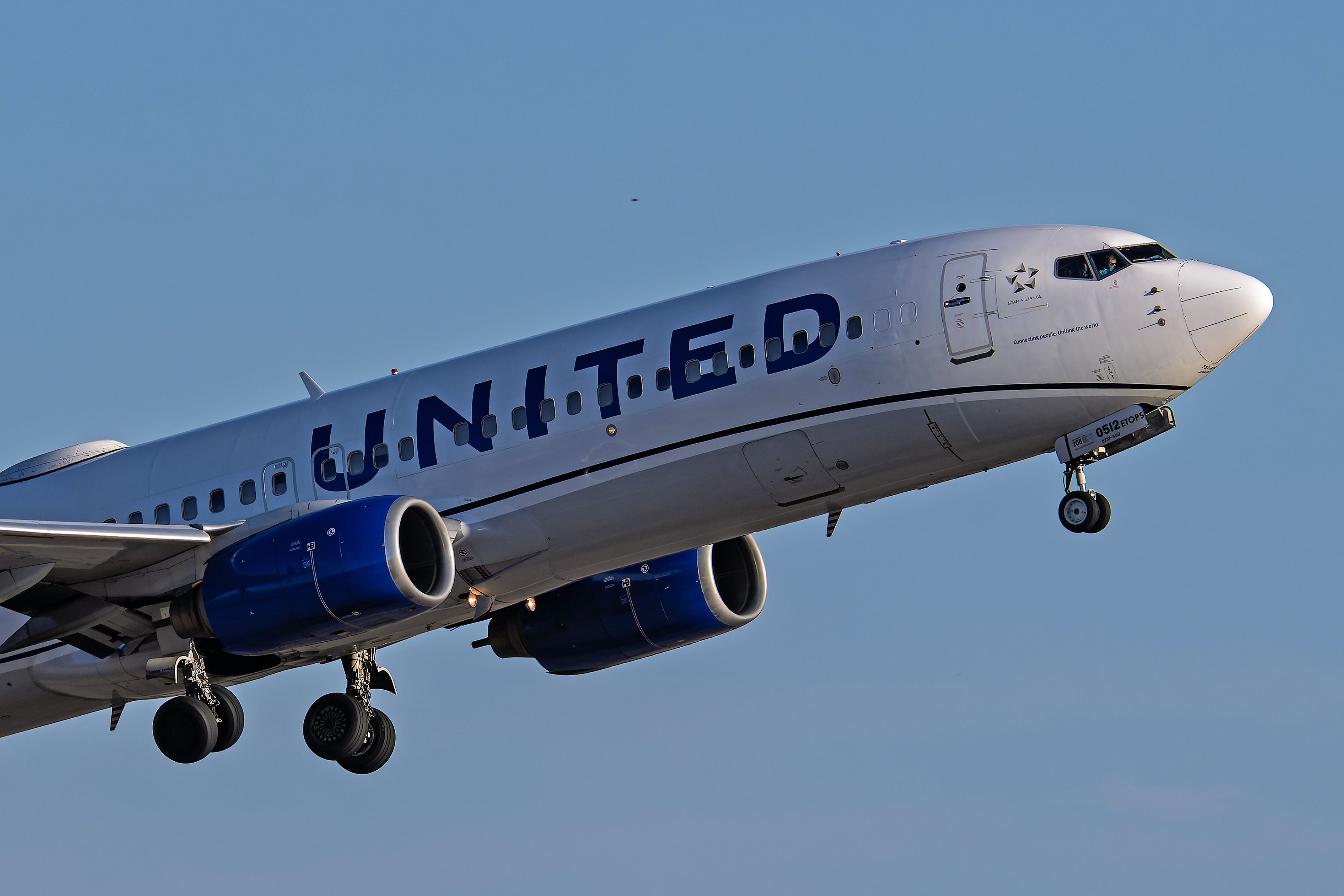 United Airlines Boeing 737-800 N87512 departure from 25L at Phoenix Sky Harbor International Airport