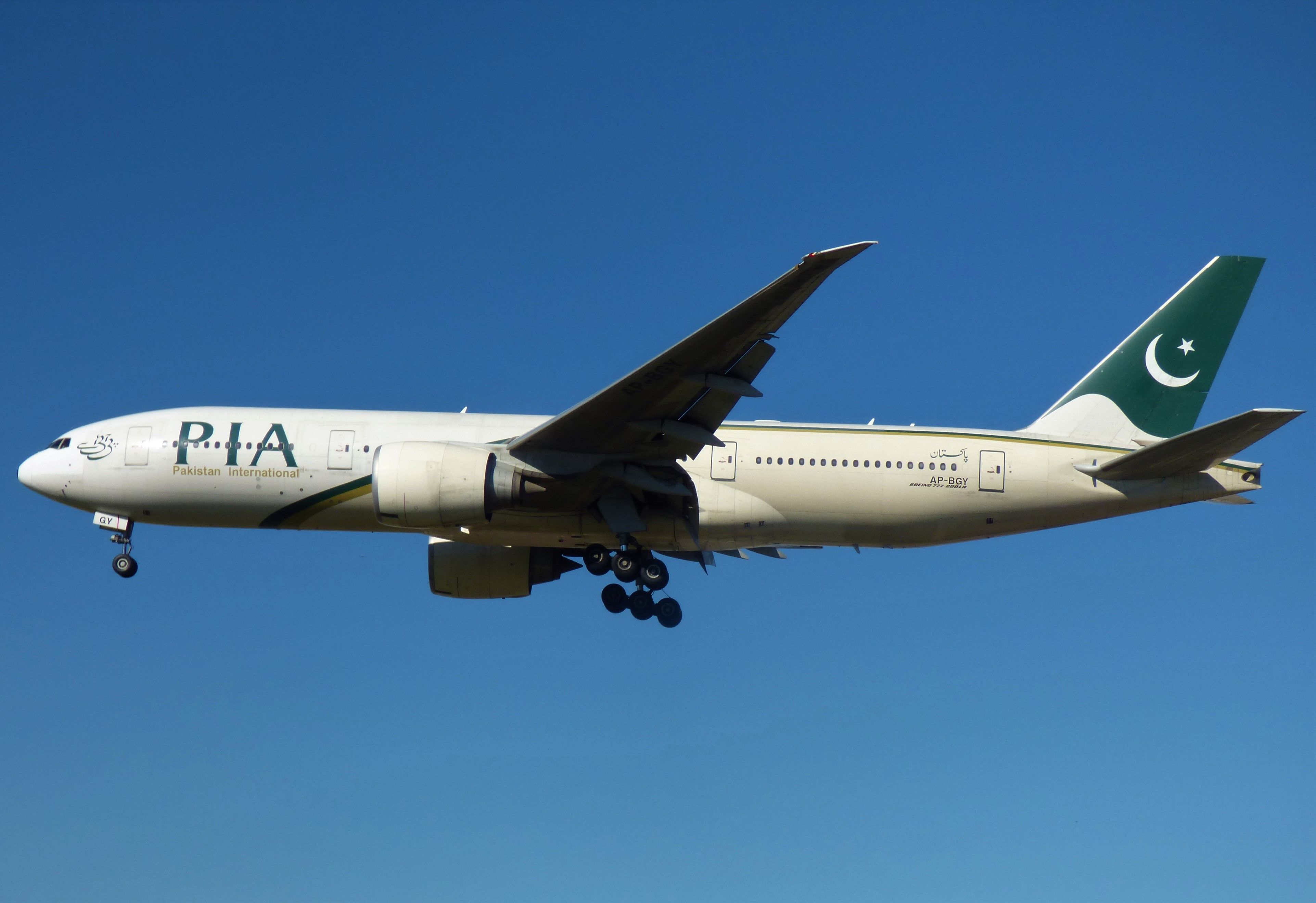PIA Boeing 777 Landing At London Heathrow