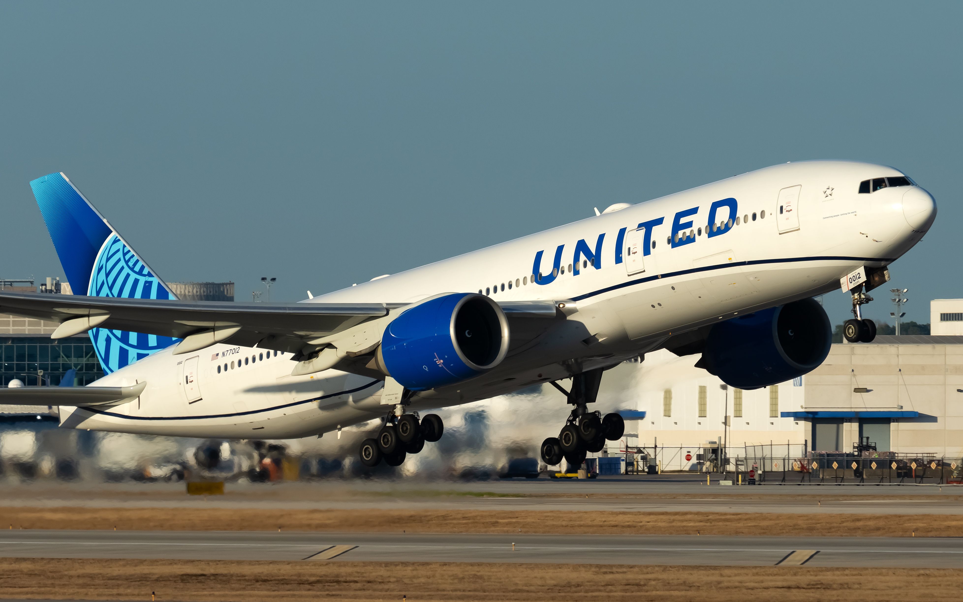 N77012 United Airlines Boeing 777-224(ER)