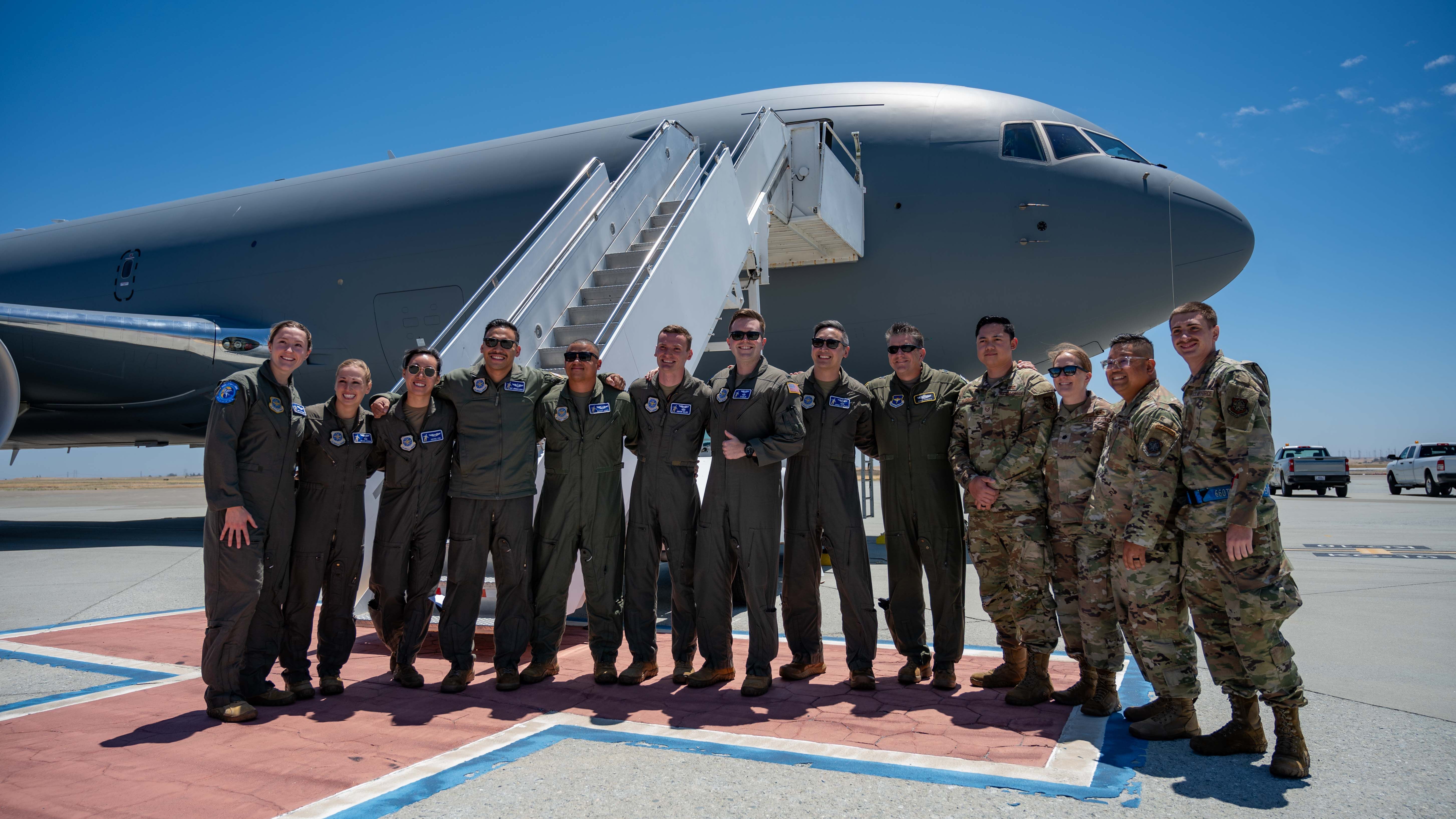 【おしゃれ】 US Air Force May Order More KC-46s, Scrap Stealth Tanker ジャケット・アウター