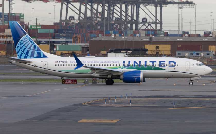 United 737 MAX 8 shutterstock\_2400003725
