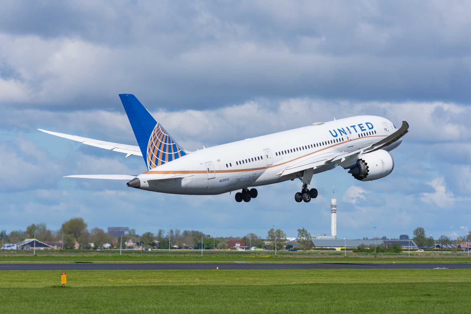 United Airlines Boeing 787-8 departing AMS shutterstock_2463829395