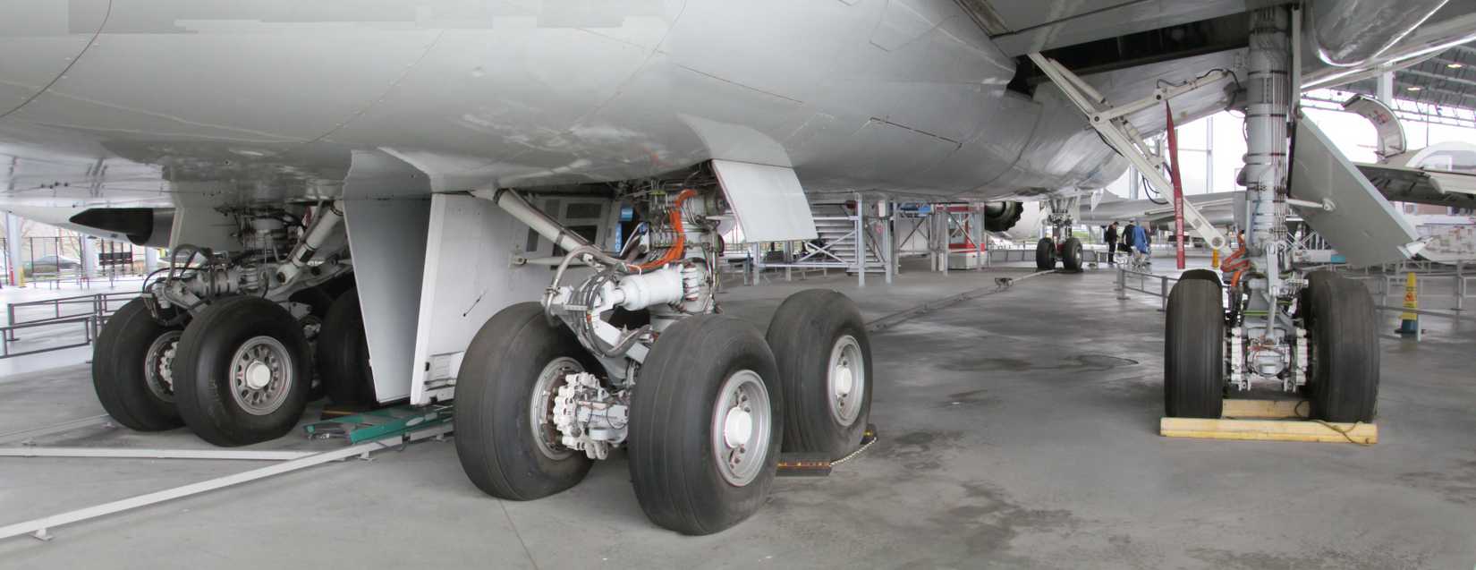 747 Rear Gear Why The Boeing 747's Main Gear Needs 16 Tires