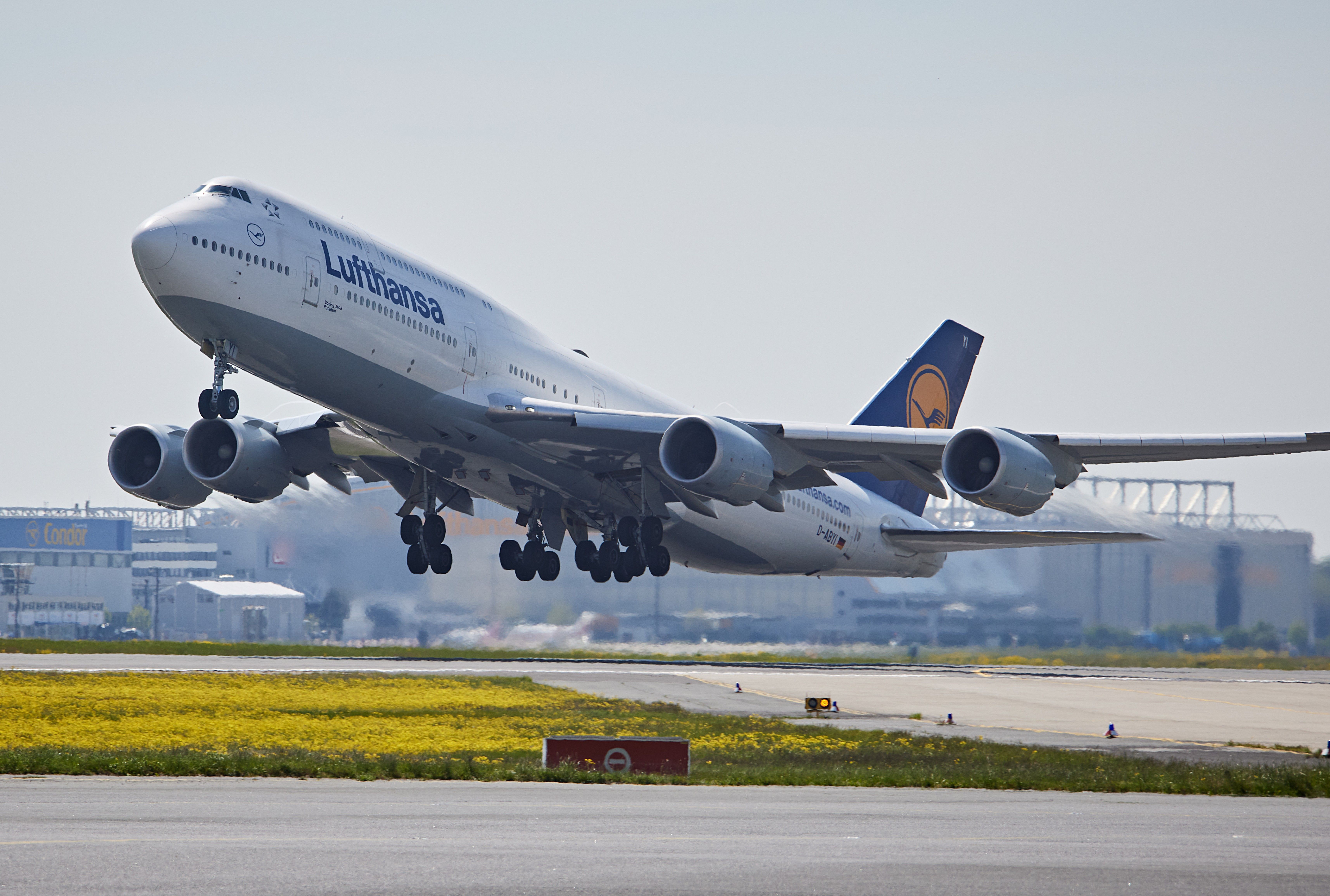 Lufthansa 747-8 Departing