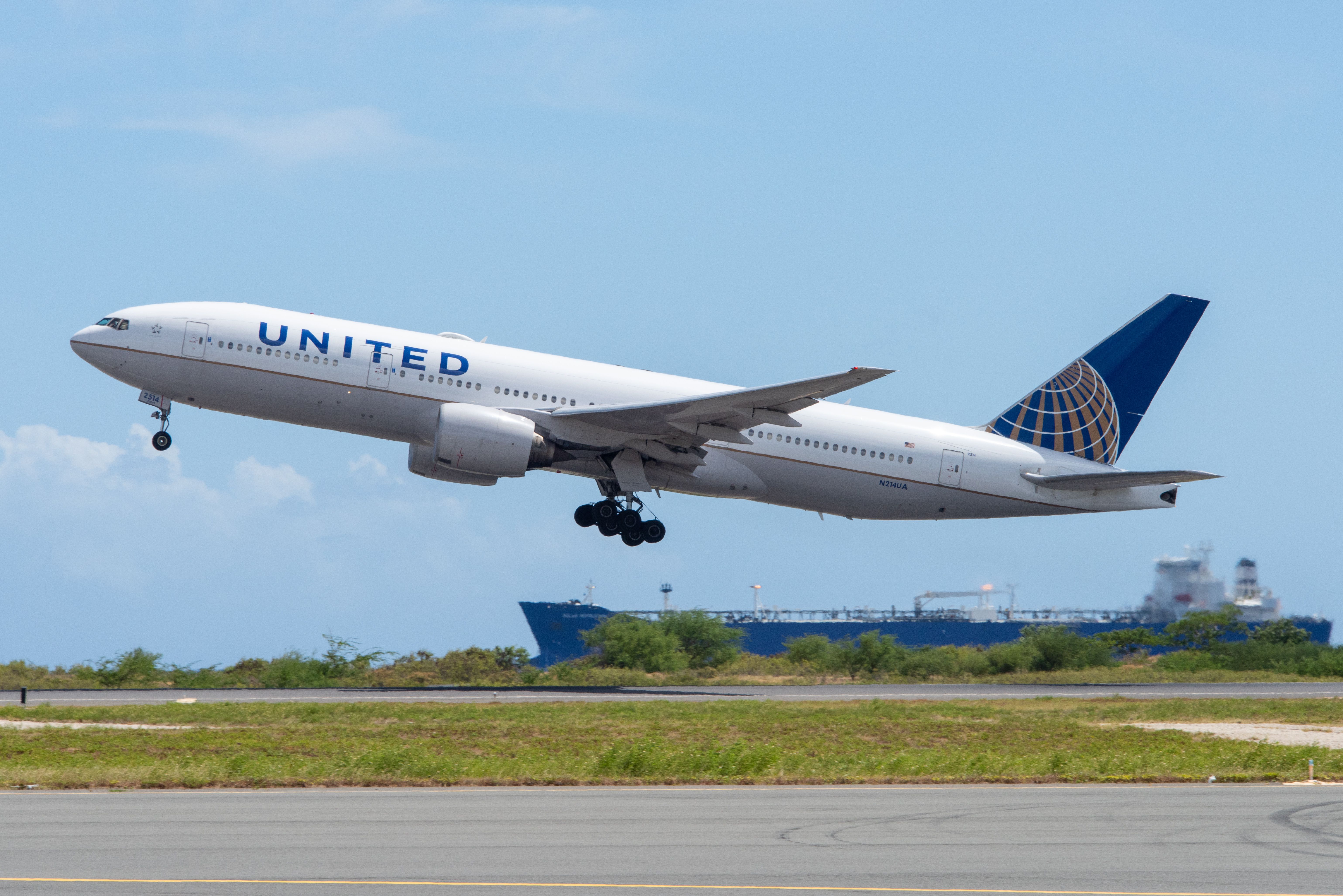 United Airlines Boeing 777-200
