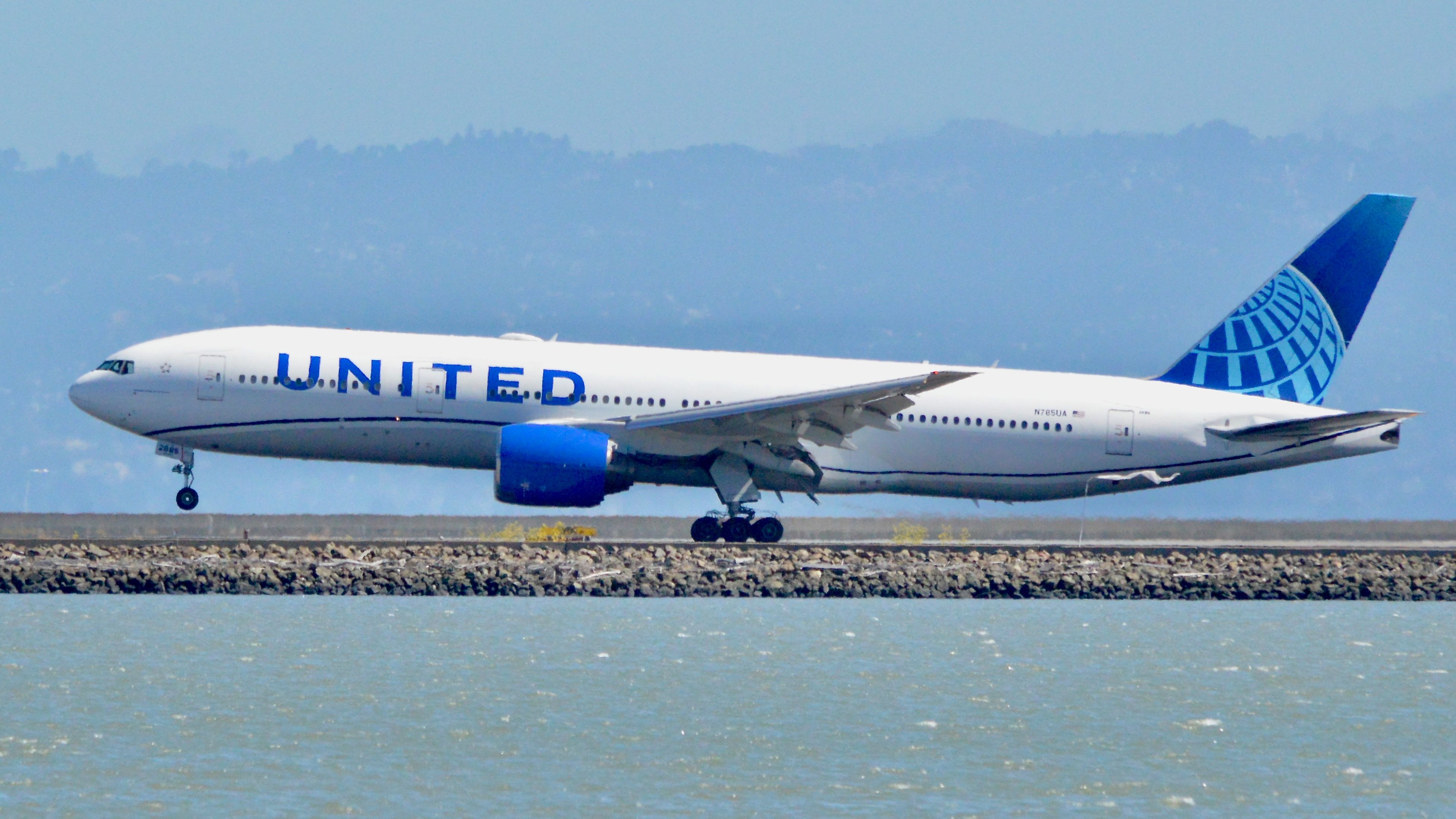United Airlines Boeing 777-200