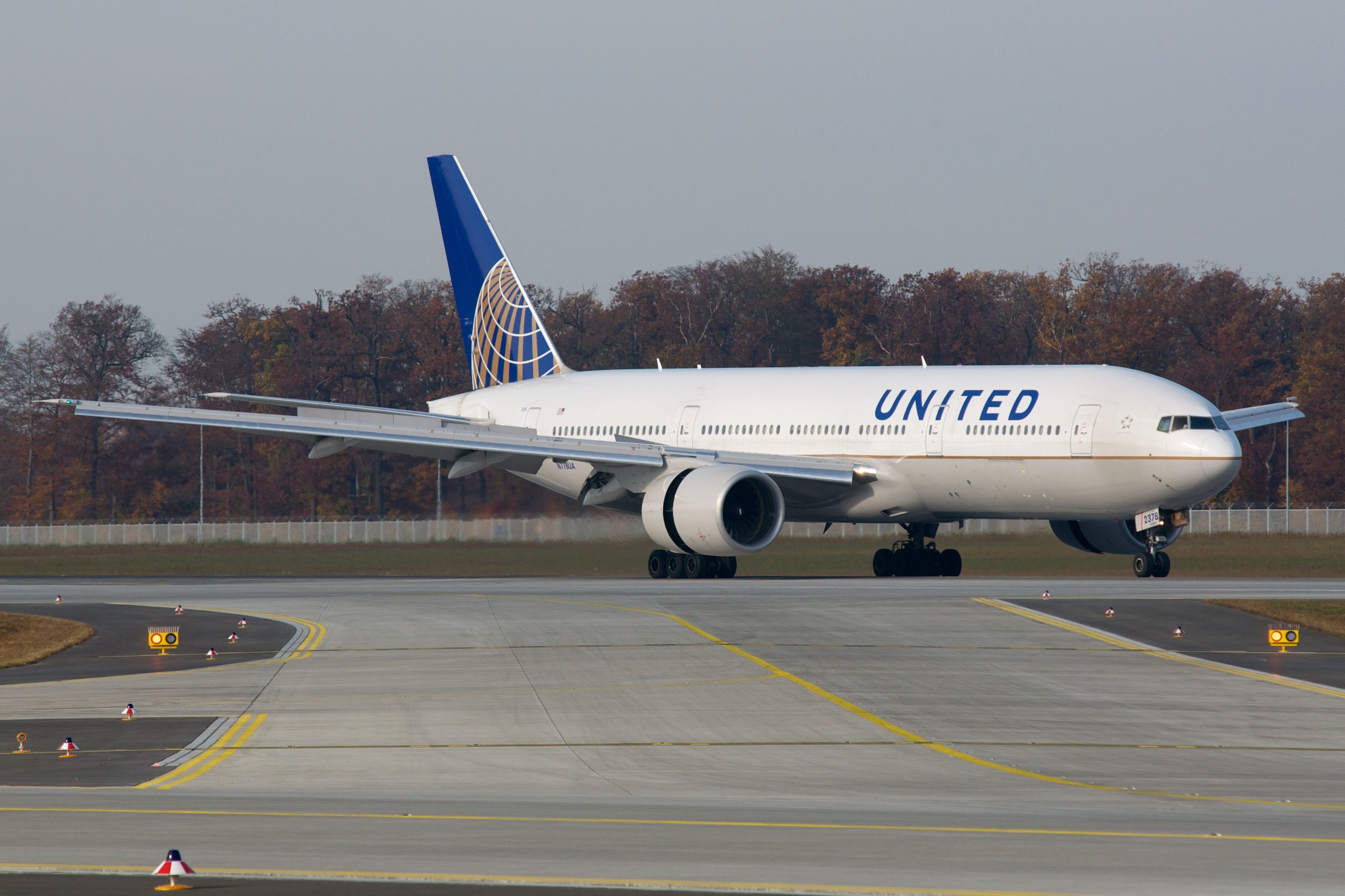 United Airlines Boeing 777-200