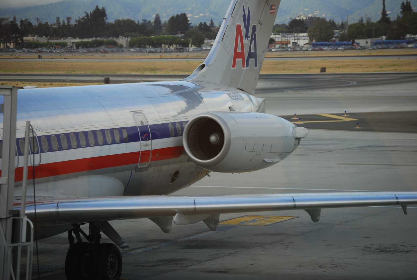 MD-80 rear close up shot 