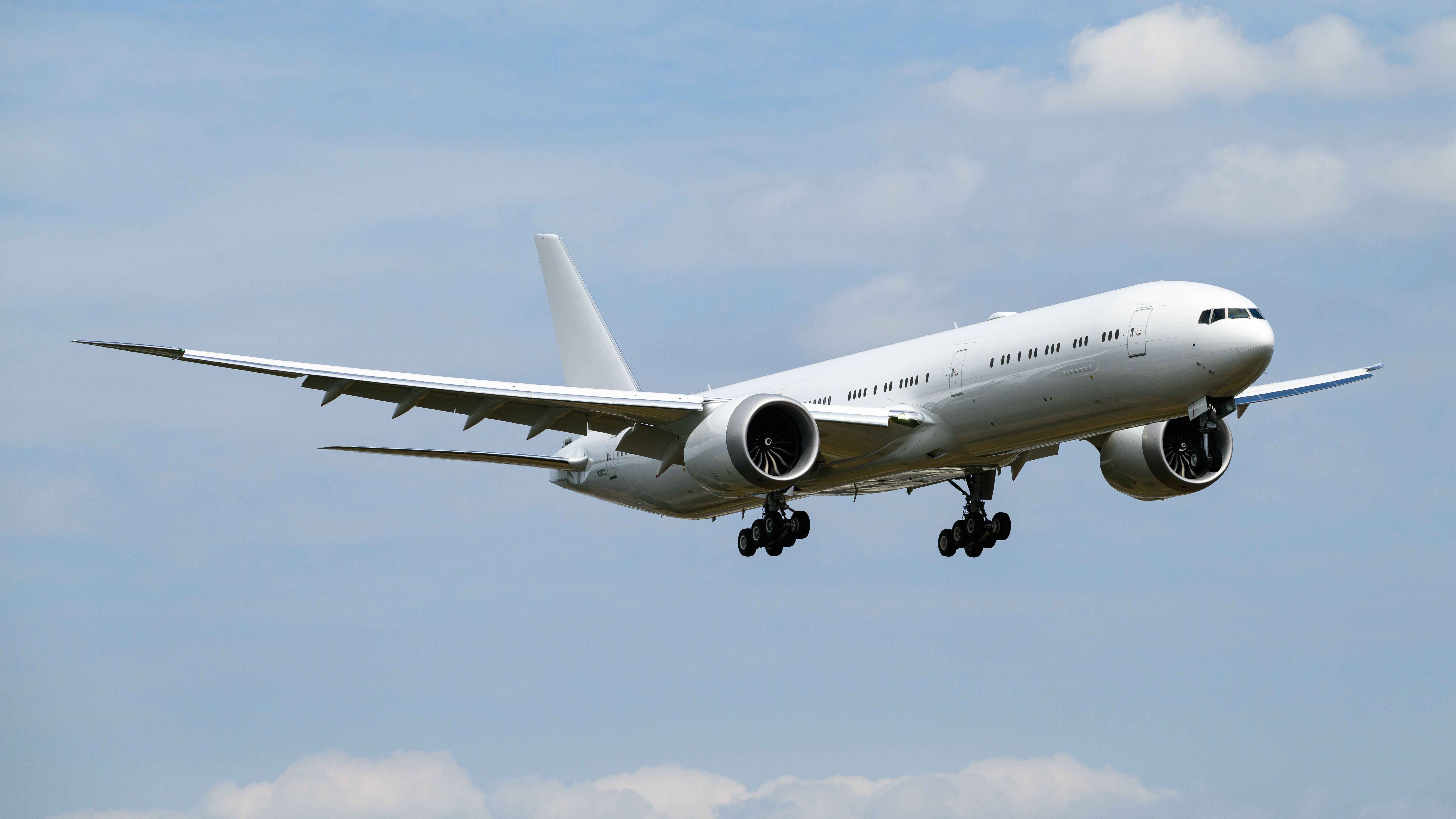 Boeing 777-9 fifth test aircraft in white WH286 registration N2007L landing