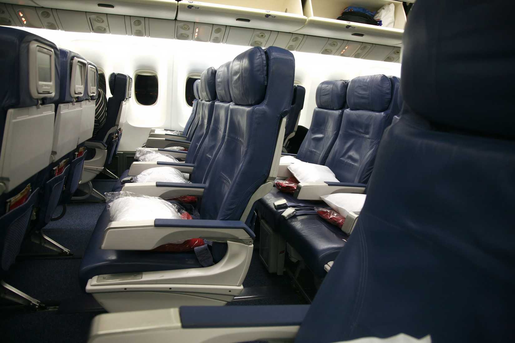 Delta_767-400ER_Economy_Cabin