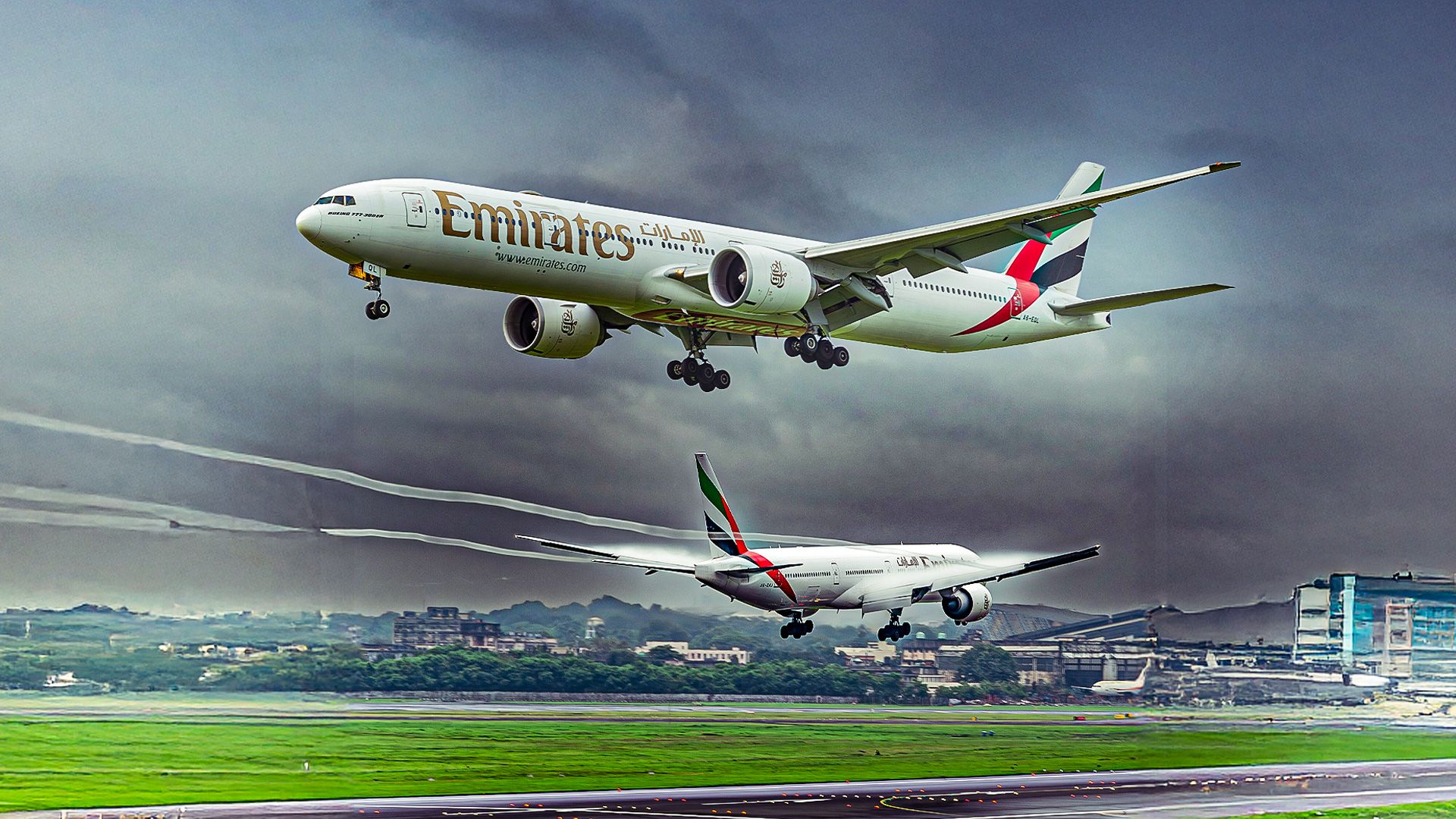 航空機・ヘリコプター Emirates Boeing 777-300ER The Boeing 777-300ER At Emirates: 5 Things You Need To Know