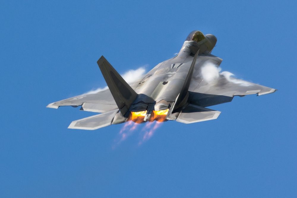 F-22 Raptors burn the burner on the burner and condense at the root of the wing