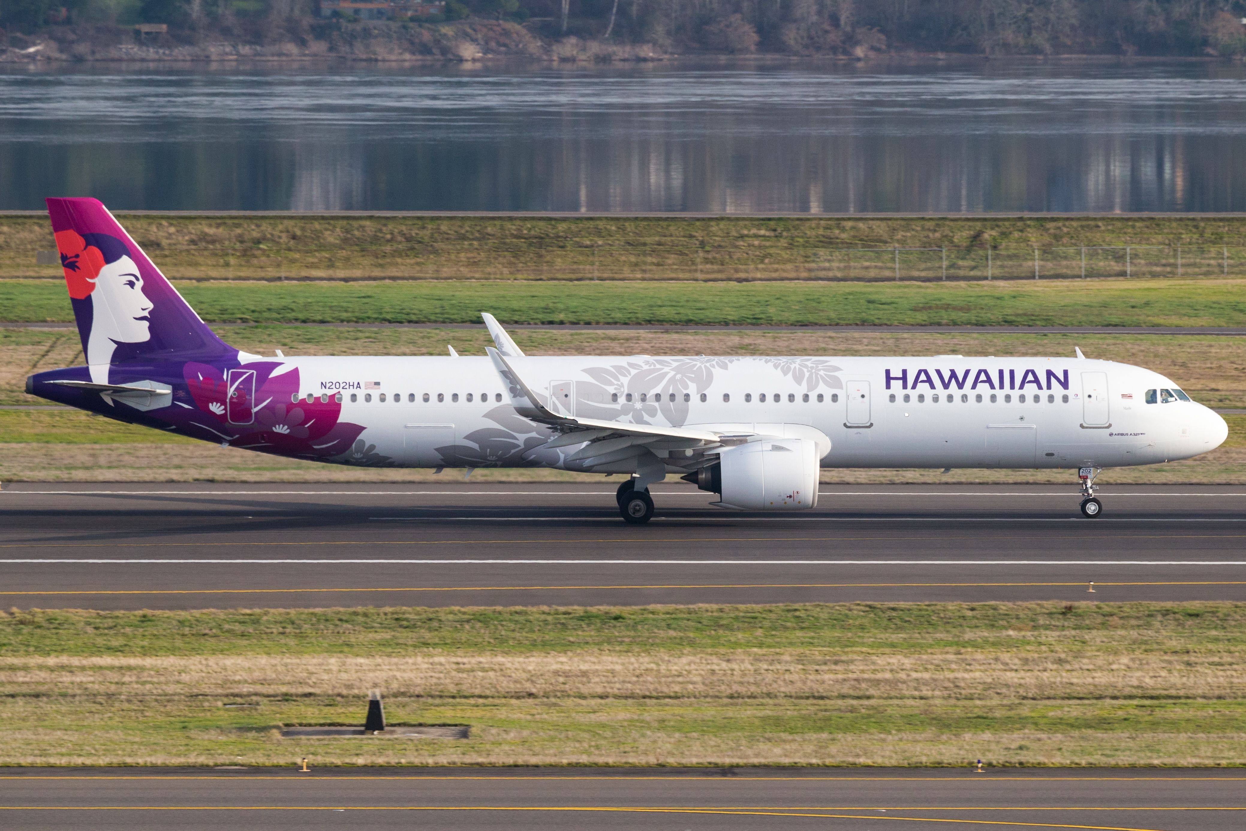 Hawaiian Airlines passenger plane (Airbus A321-271N , N202HA) departing Portland International Airport, PDX