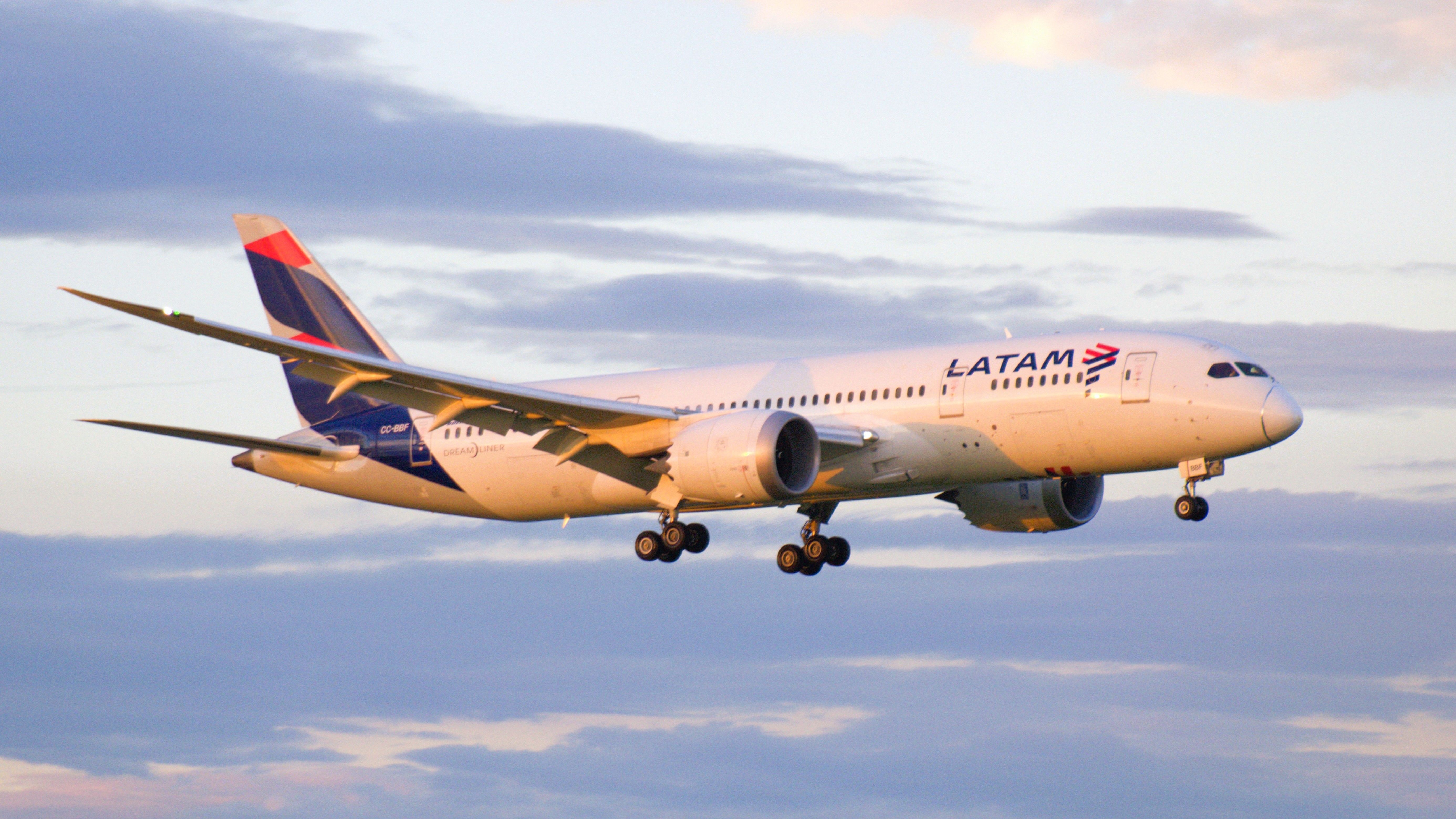 LATAM Boeing 787 Suffers Electronics Problems & Returns To LAX With RAT Deployed