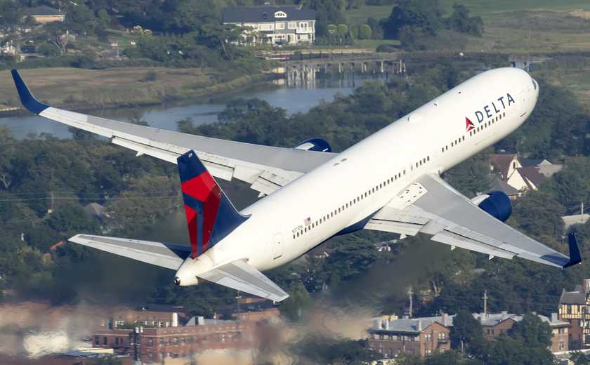 N171DN Delta Air Lines Boeing 767-332(ER) (1) Cropped