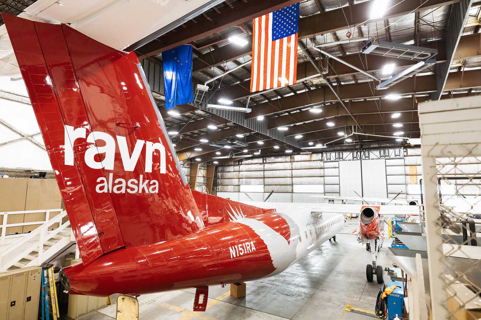 Ravn_Dash_8_300_in_hangar