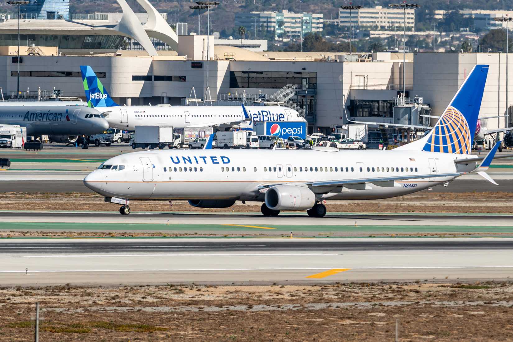 United Airlines Boeing 737 Aircraft on the runway 