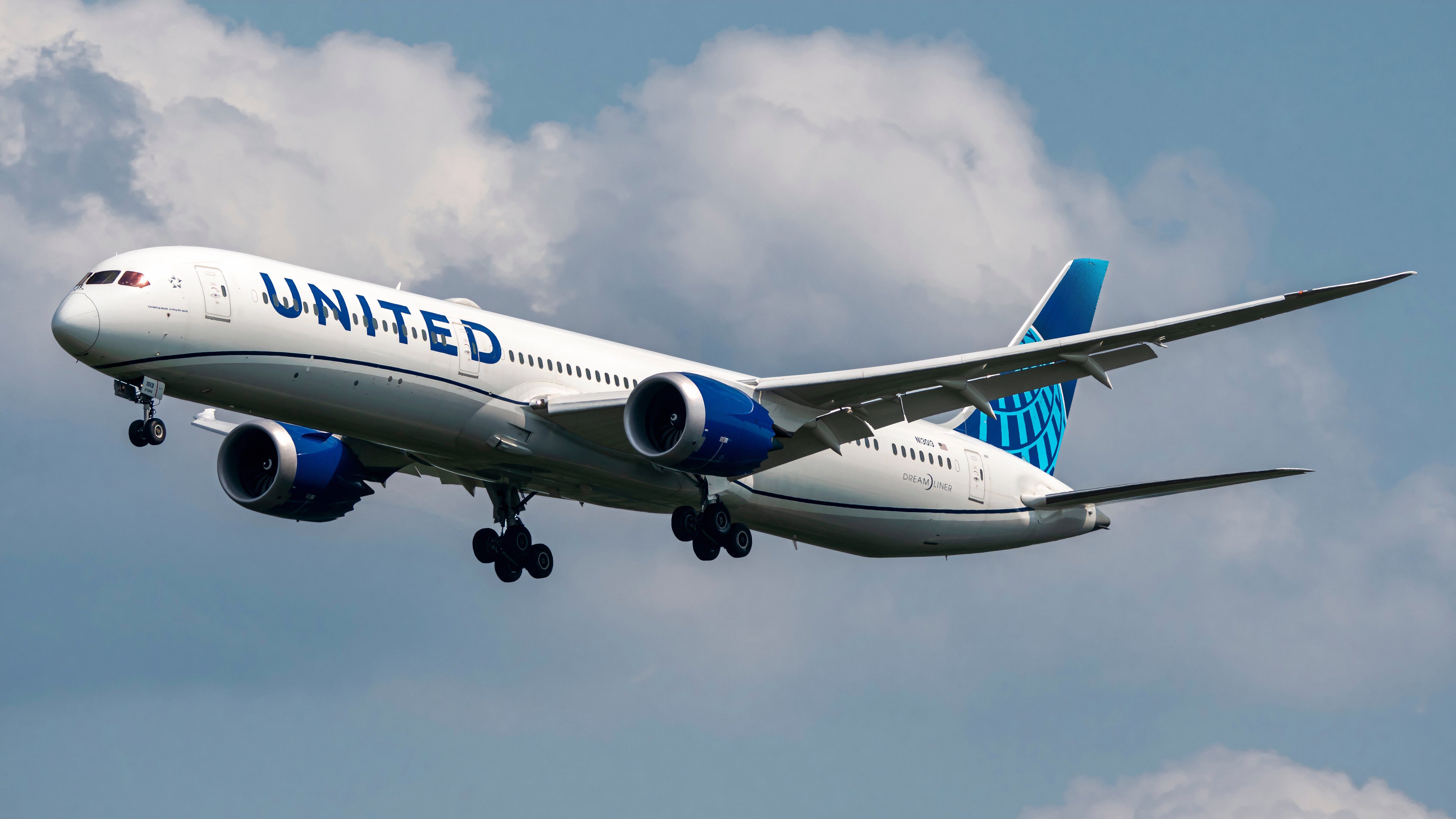 United Airlines Boeing 787 landing at Washington Dulles International Airport