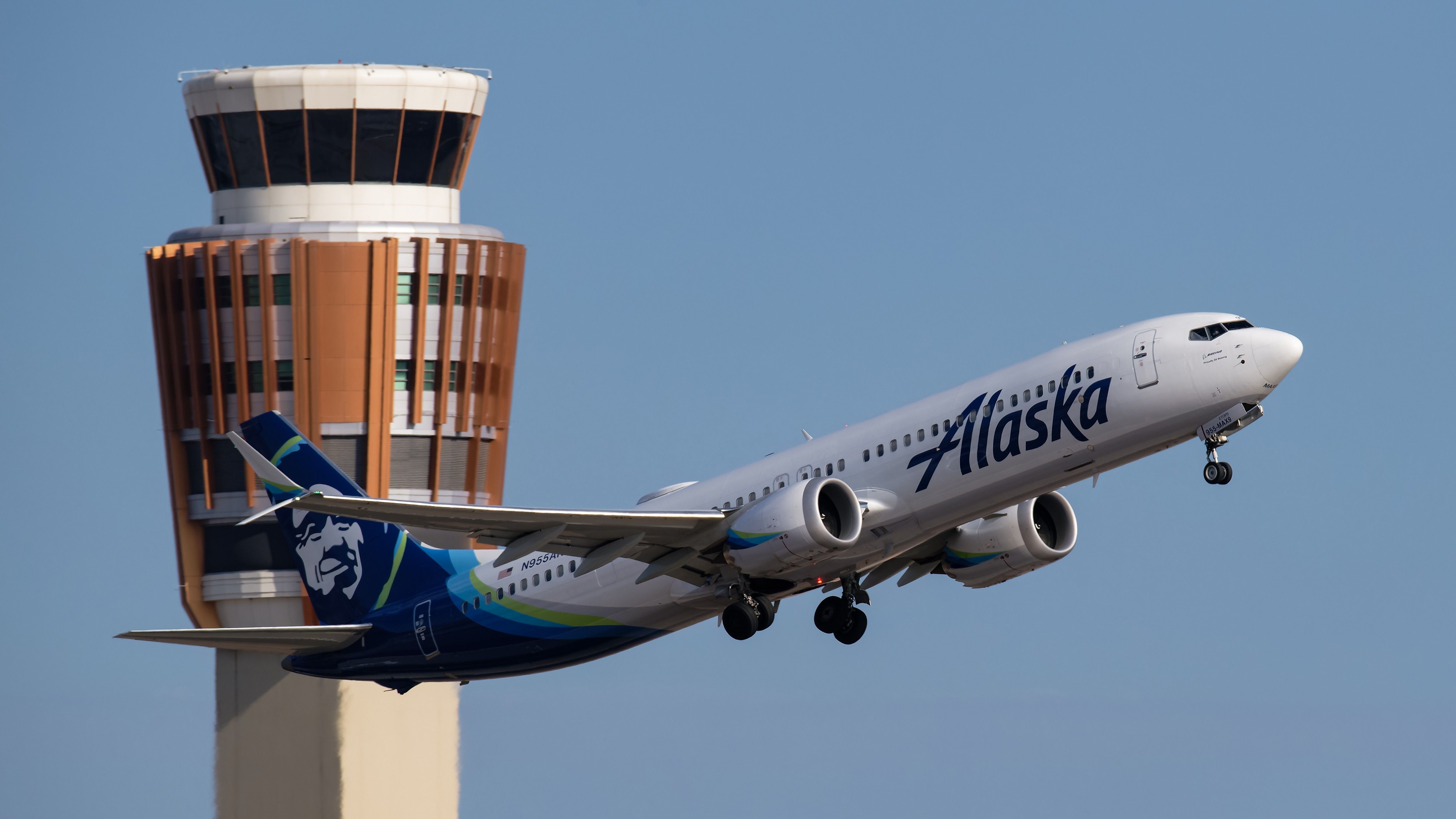 Alaska Airlines' Transatlantic Expansion: Balancing Widebody & Narrowbody Boeing Jets