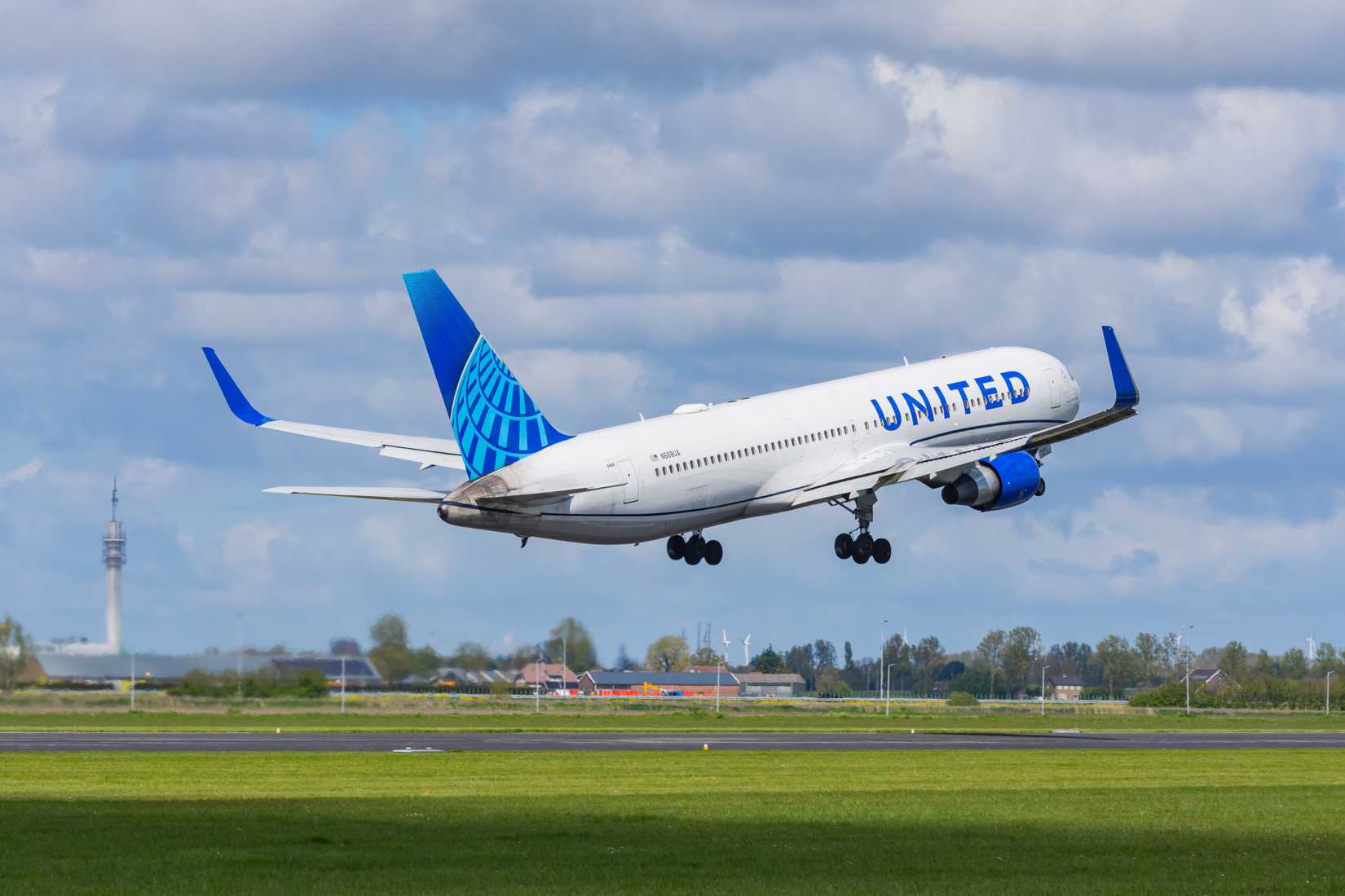 United Airlines Boeing 767-300ER taking off from Amsterdam Schiphol Airport