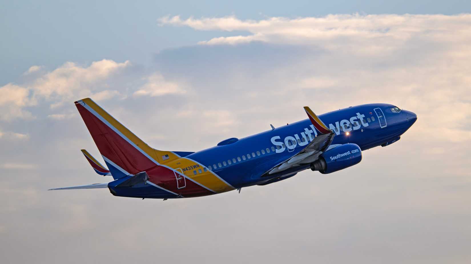 Southwest Airlines Boeing 737-700 N435WN runway 8 departure from Phoenix Sky Harbor Intl. Airport.