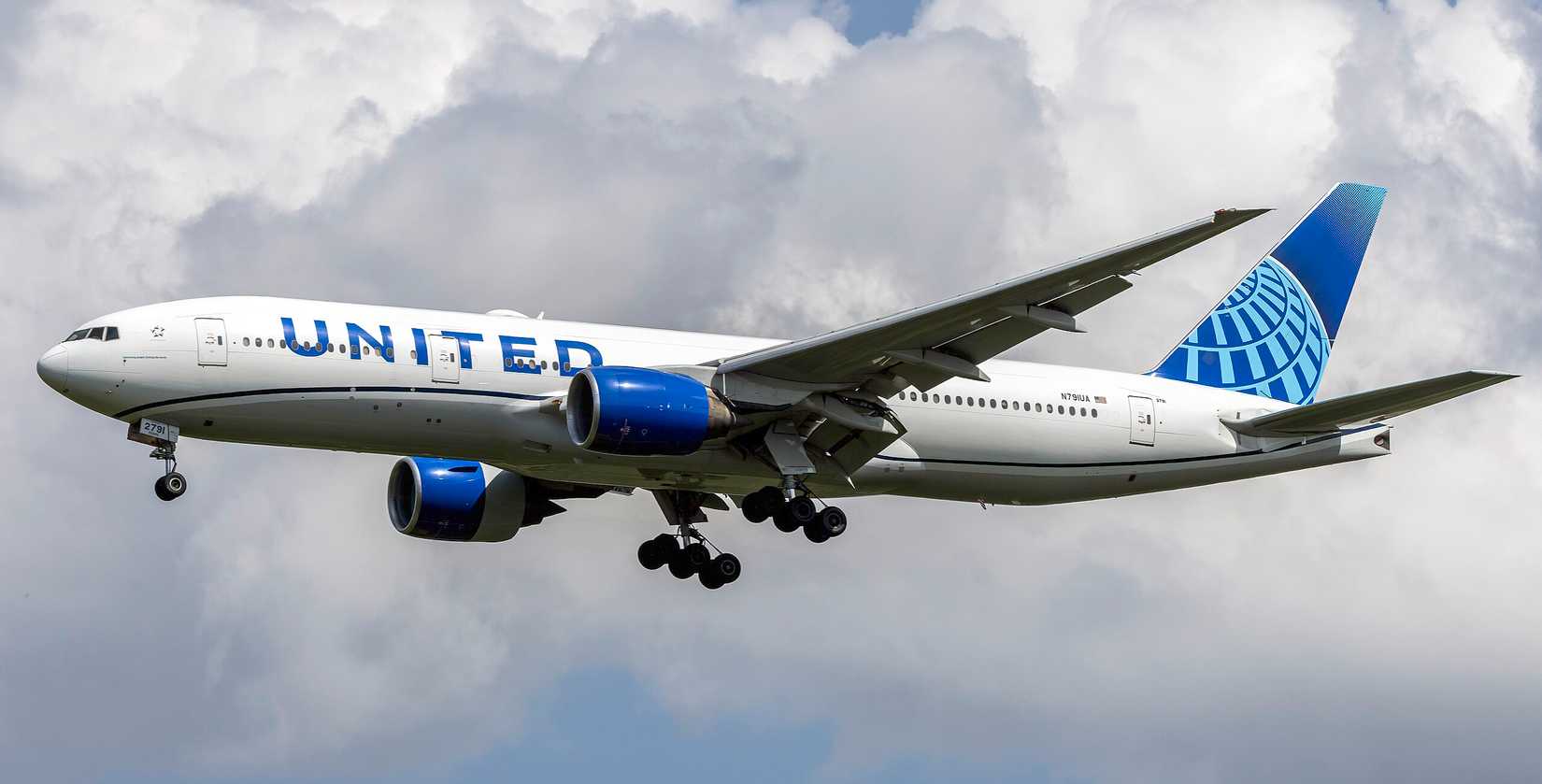 United Airlines Boeing 777-200ER on final approach at Washington Dulles International Airport, Virginia
