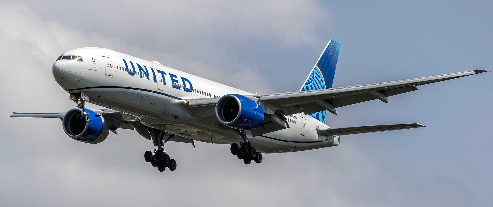 United Airlines Boeing 777-200ER on final approach at Washington Dulles International Airport, Virginia