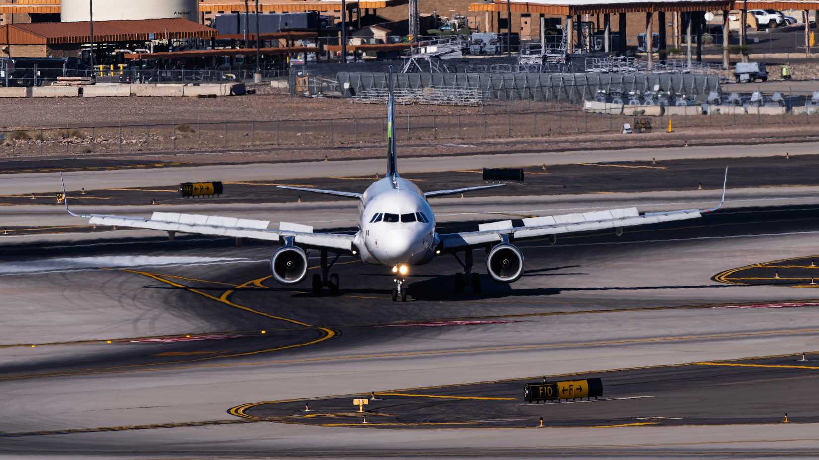 Volaris Airways Airbus A320 N527VL arrival into runway 7R at Phoenix Sky Harbor Intl. Airport.
